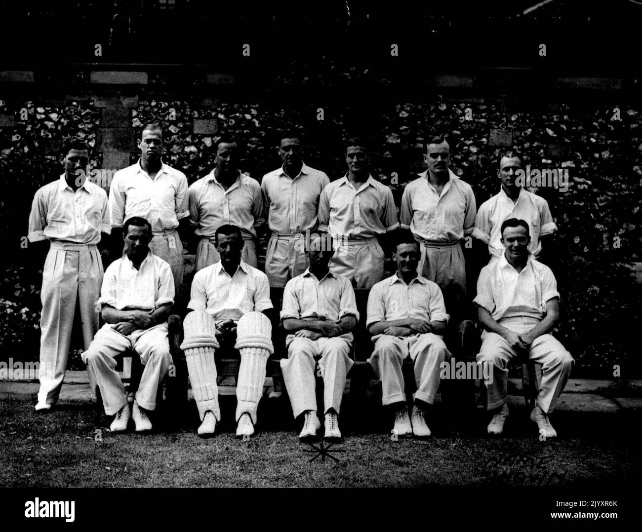 Test de match à Lord. Angleterre V Australie (3rd jours) deuxième partie de l'Angleterre -- équipe d'Australie. De gauche à droite :- J.A. au premier rang Workman, S.G. Sismey, A.L. Hassett D.R. Cristofani, R.S. ***** Rangée arrière, L à R. D.K. Carmody, R.G. Williams, C.G. Pepper, A.G. Cheetham, K.R. Miller, R.S. Whitington, R.M. Stanford. 17 juillet 1945. (Photo par Sports & General Press Agency Limited). Banque D'Images