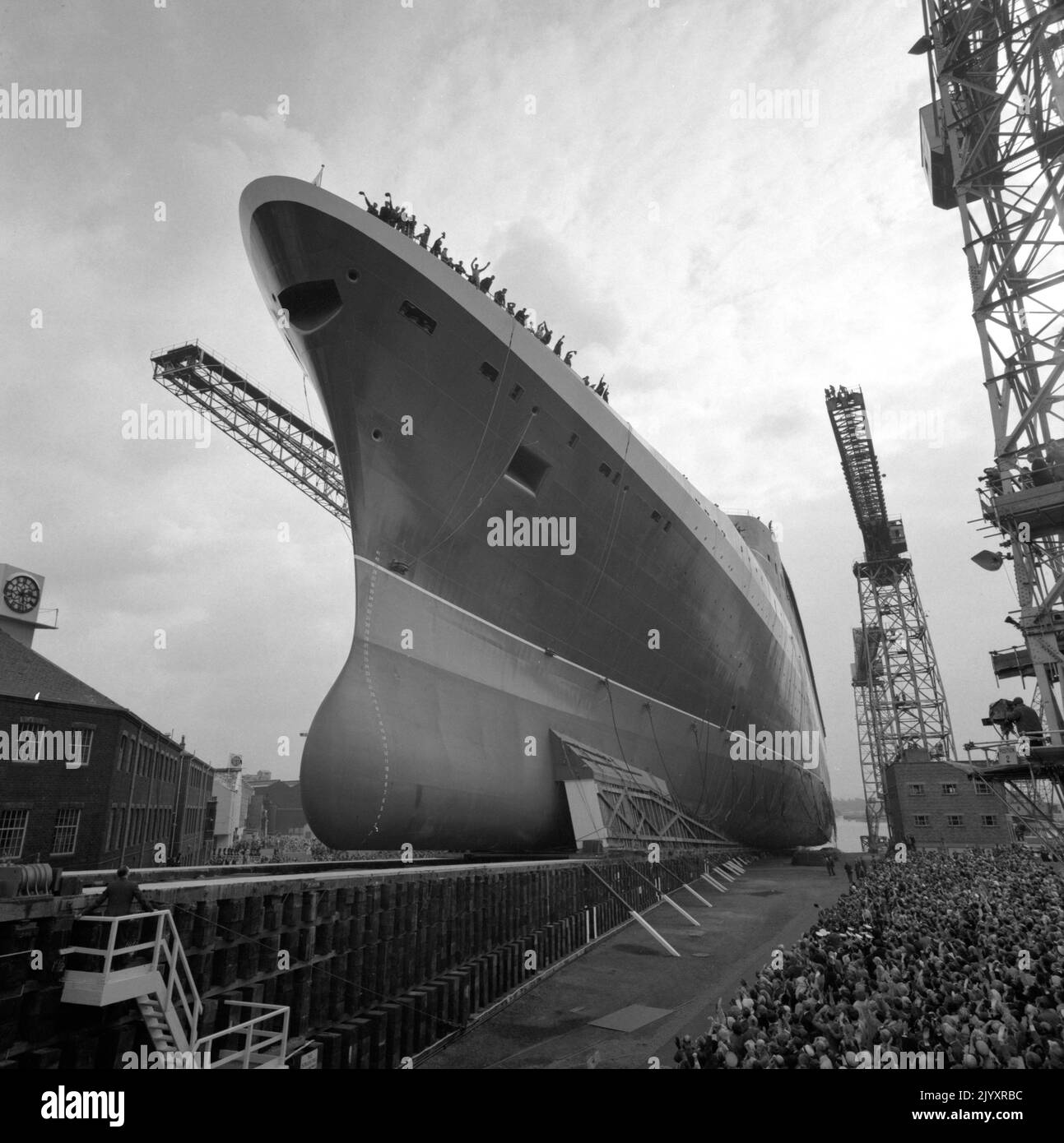 Photo du dossier datée du 20/9/1967 du lancement de la nouvelle reine Elizabeth II par la reine à John Brown's Yard, Clydebank. Au moment de son Jubilé de diamant, la Reine avait lancé 21 navires. Date de publication : jeudi 8 septembre 2022. Banque D'Images