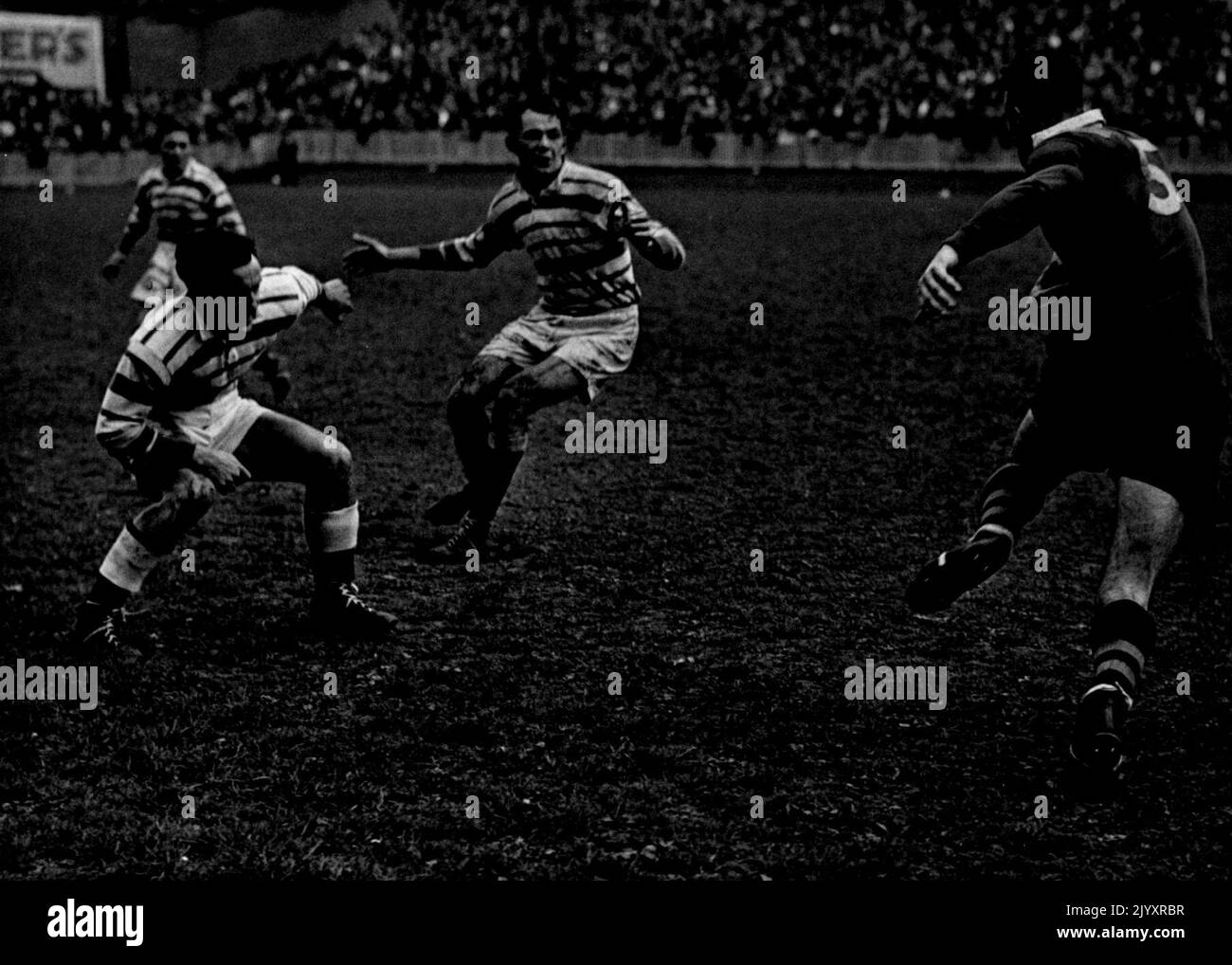 Auckland V Australie, Rugby League à Concord ***** . R.A. Roberts (non 5) l'Australie gagne avec le ballon. 11 octobre 1949. Banque D'Images