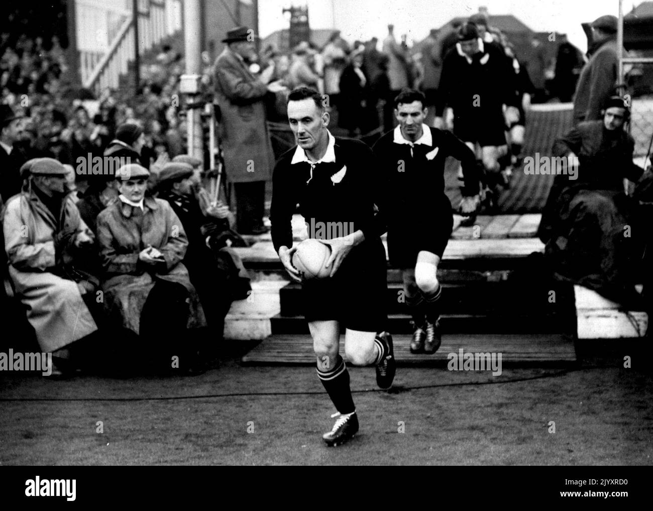 Southern Counties v All Blacks -- l'équipe de rugby New Zealand All Blacks prend le terrain à Brighton pour jouer leur match contre les Southern Counties. Le noir tous gagné par 24 points à 0. 1 novembre 1953. Banque D'Images Southern Counties v All Blacks -- l'équipe de rugby New Zealand All Blacks prend le terrain à Brighton pour jouer leur match contre les Southern Counties. Le noir tous gagné par 24 points à 0. 1 novembre 1953. Banque D'Images