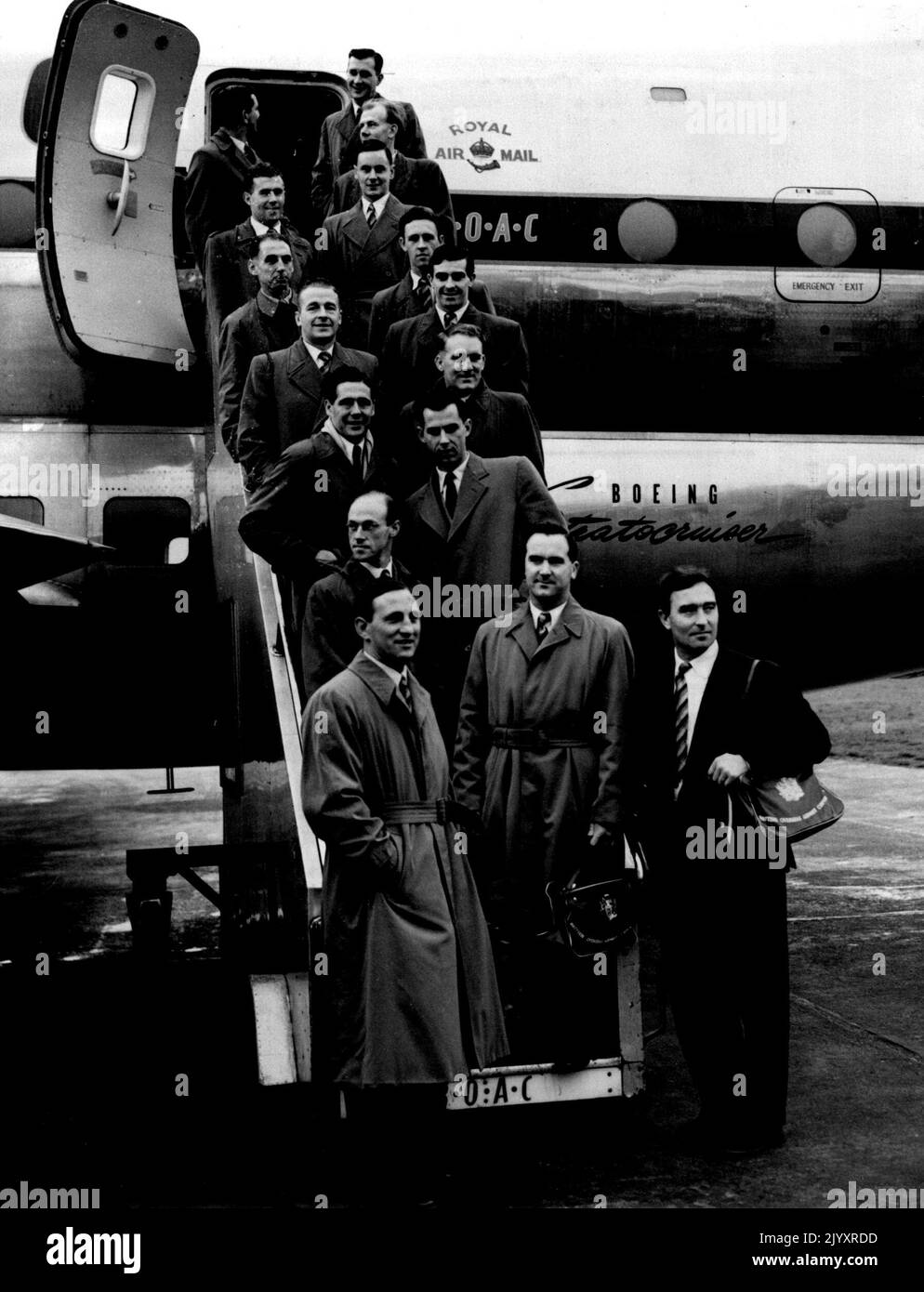 Les Cricketers d'Angleterre au départ des Antilles -- l'équipe de cricket d'Angleterre photographiée juste avant de monter à bord d'un avion de la BOAC à l'aéroport de Londres jusqu'au jour (lundi) pour que les Antilles commencent leur visite. De l'avant à l'arrière sur la gauche sont:- L. Hutton du Yorkshire, le capitaine; C.H. Palmer, Leice Stershire:, T.E. Bailey, Easex, W.Watson, Yorkshire ; R. Spooner, Warwickshire; K.G. Suttie, Sussex, et T. Gravaeney (Gloucestershirs). D'avant en arrière, sur la droite: D. Compton, Middlesex; T.G. Evans, Kent, A.E. Moss, Middlesex; J.H. Wardle, Yorkshire ; F.S. Trueman, Yorkshire, J.B. Statham, Lancashire ; P.B.H. May, Surrey; G.A.R. Verrouillage, Banque D'Images