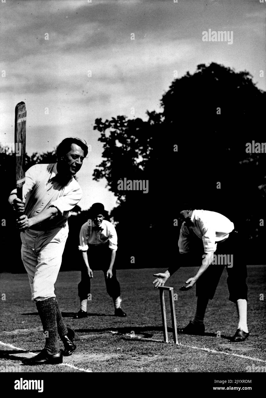 Batting Back 200 ans -- M. John Moore, l'auteur bien connu batting pour les gentlemen dans le match de cricket de 200 ans. Une équipe de messieurs du professeur A.H. Smith a rencontré le c.c. Dumbleton Dans un match de cricket au village de Dumbleton, près de Tewkesbury, joué selon les règles de 1751. Deux souches seulement ont été utilisées, le bowling était à la main, les joueurs portaient des culottes au genou, et l'arbitre a été fourni avec une batte. 22 août 1951. (Photo de Fox photos). Banque D'Images