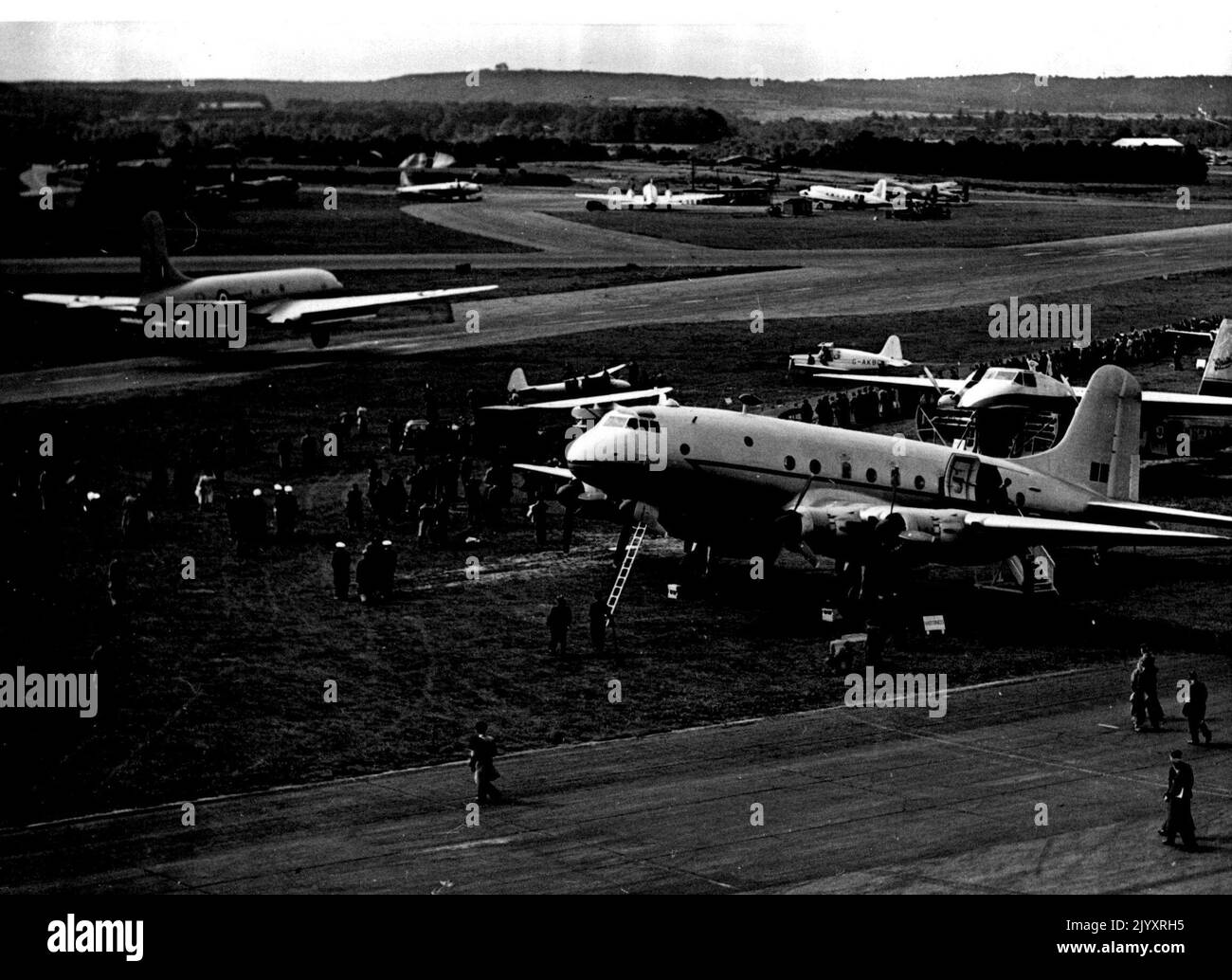 British Aircraft on Show to the World - le Tudor VIII, le premier avion avec quatre moteurs à réaction, est vu atterrir à côté de l'avion assemblé à Farnborough. L'exposition annuelle de la Society of British Aircraft Constructors, qui a ouvert hier à Farnborough Hampshire, a présenté certains des derniers avions britanniques au public et au monde. 08 septembre 1948. (Photo de Fox photos). Banque D'Images