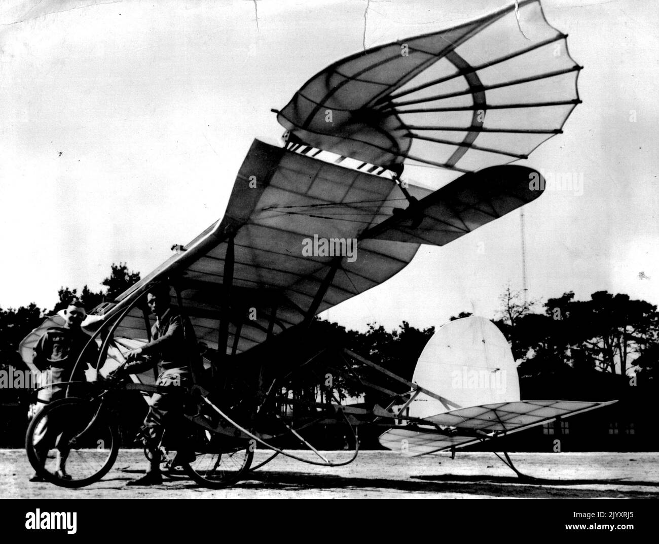 Le vélo volant - le nouvel avion de vélo vu dans le Berlin-Adlershof. Un vélo volant construit par Karl Lindemann, un ex-policier, et Willy sonne, Un mécanicien, a été accepté par la compagnie aérienne allemande et fera son premier vol d'essai très prochainement. 04 juin 1934. (Photo de la presse associée). Banque D'Images