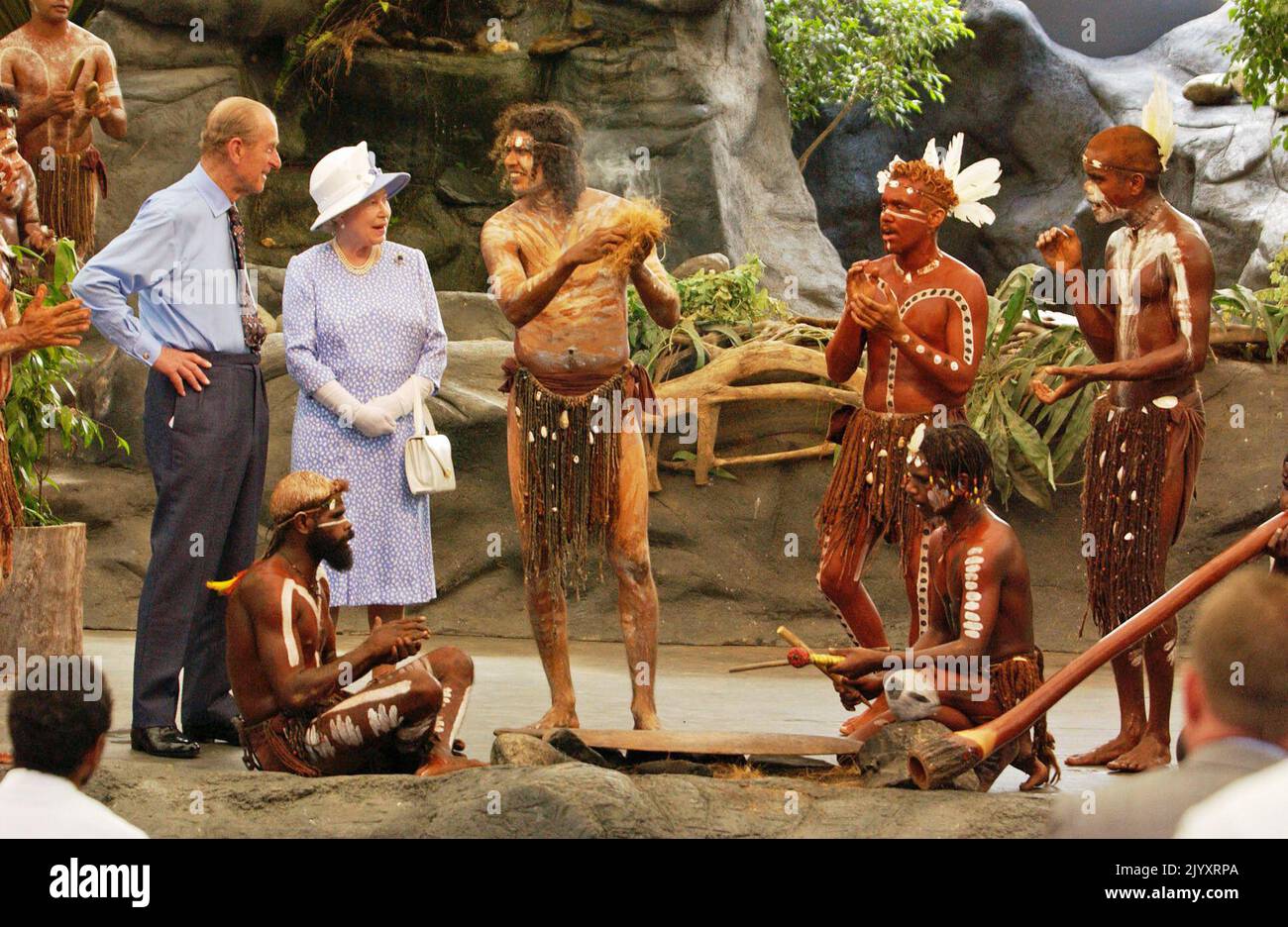 Photo du dossier datée du 1/3/2002, de la reine Elizabeth II et du duc d'Édimbourg, à l'occasion d'un spectacle culturel au parc culturel aborigène de Tjapukai, à Cairns, dans le Queensland. Le duc a surpris les aborigènes lorsqu'il leur a demandé : « est-ce que vous vous lancez encore des lances l'une contre l'autre ? » Date de publication : jeudi 8 septembre 2022. Banque D'Images