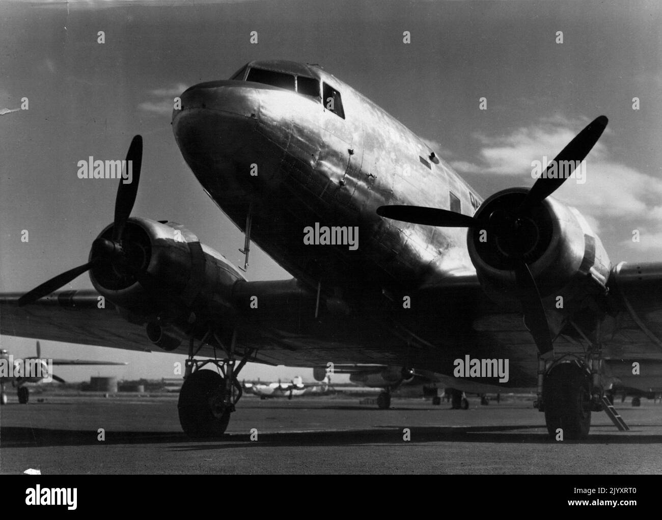 D.C.3 avion à Mascot avant le départ sur le premier vol du service Sydney-New Gunea. 2 avril 1945. (Photo de Richard McKinney, Qantas Empire Airways Limited). Banque D'Images