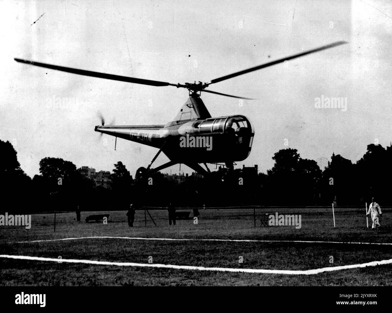 Au bureau - en hélicoptère -- l'hélicoptère se retouchant dans le parc Regent's ce matin - après un voyage qui a pris environ 12 minutes seulement. Monsieur G.S. Lindgren, secrétaire parlementaire du ministère de l'aviation civile, s'est rendu à son bureau par hélicoptère ce matin. M. Lindgren vit à Welwyn Garden City, et a grimpé dans la machine à quelques mètres seulement de son jardin, atterrissant dans Regen's Park d'où il a terminé le voyage en voiture. Le gouvernement achète trois hélicoptères et M. Lindgren faisait des observations et enregistrait ses impressions sur le vol. 27 juin 1947. (Photo de Fox Banque D'Images