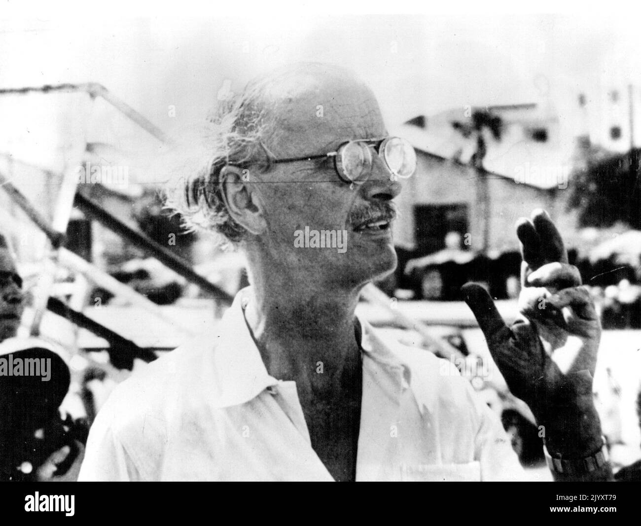 Piccard partant de la plus grande expédition de plongée en haute mer du monde -- le professeur Auguste Piccard est entouré de reporters à bord du bateau à vapeur de 4 000 tonnes 'caldis' juste avant son départ avec son ami et collègue, le professeur Max Cosyns, pour le golfe de Guinée, au large de la côte ouest de l'Afrique de l'Ouest, avec leur bathyscaphe, pour la plus grande expédition de plongée en haute mer de l'époque moderne. quand ils s'attendent à descendre 2½ miles dans les profondeurs de l'océan pour des observations, et s'attendaient à de nouvelles découvertes possibles à l'intérieur de leur globe d'acier sur le hither jusqu'à lit d'océan inexploré. 8 octobre 1948. Banque D'Images