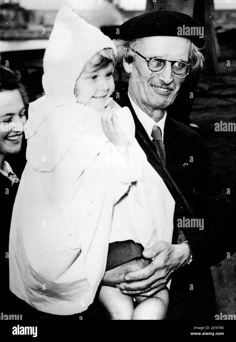 Grand-Dad Piccard dit Good-Bye -- le professeur Auguste Piccard, 62 ans, a ses adieux pour sa petite petite-fille à Anvers, Belgique, 15 septembre, avant de partir pour le golfe de Guinée dans le navire à cargaison 'Caldis'. A l'intérieur du navire est rangé la Bathysphere - une sphère d'acier de quarante tonnes dans laquelle (CCARD) et son assistant professeur ***** va tenter la plongée la plus profonde de l'histoire. Ils s'efforceront de piller les secrets du lit de l'océan à 13 000 pieds au-dessous de la surface. 1 janvier 1948. (Photo par photo de presse associée). Banque D'Images