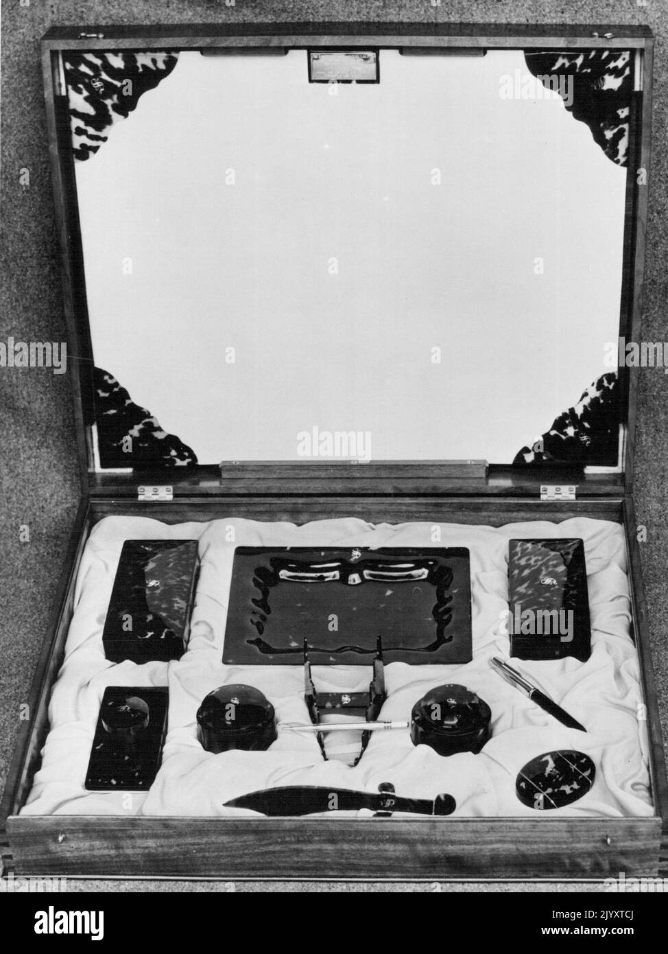 Cinquantième anniversaire de la Reine des Tonga. Le cadeau d'anniversaire de Fidji à la reine des Tonga comprenait un ensemble d'écriture en tortoiseshell avec la lettre 'S' incrustée en or sur chaque pièce. 9 juillet 1951. (Photo du Bureau central d'information) Banque D'Images