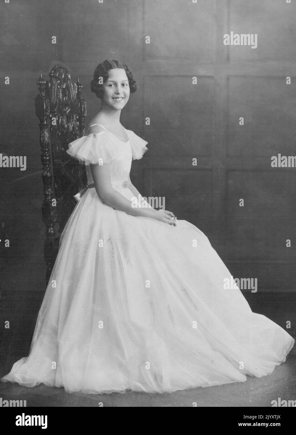 S.A.R. Princesse Alexandra de Grèce il est probable qu'elle assistera au mariage royal. La fille de treize ans de sa Majesté le Roi Alexandre de Grèce et de la princesse Aspria de Grèce, sa veuve, est une arrière-arrière-petite-fille de la reine Victoria. Ce magnifique portrait est actuellement exposé à l'exposition de portraits de Princes Galleries. Londres où il est beaucoup admiré. 12 novembre 1934. (Photo de Hay Wrighson) Banque D'Images