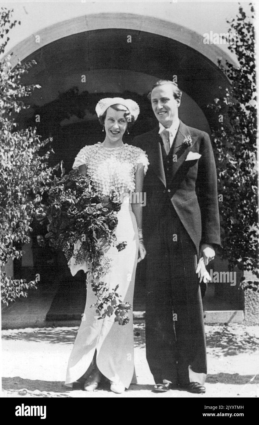 Prince Charles de Suède Weds - le roi Léopold de ses Belges a fait un geste frappant à l'occasion du mariage aujourd'hui du prince Charles, neveu du roi Gustav de Suède à la comtesse Elsa Von Rosen, fille du maître de cérémonie. En épousant un commoner, le prince Charles perd son titre et ses prérogatives en tant que membre de la famille royale suédoise, mais le roi Léopold, son beau-frère lui a conféré le titre de prince. L'époux devient ainsi le prince Charles Bernadotte et sa mariée la princesse Elsa. OPS la photo de mariée et de mariée a été tracée après leur mariage hier. Banque D'Images