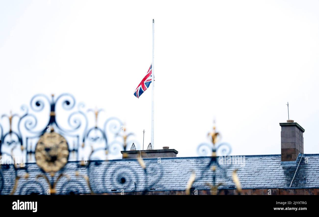 Le drapeau de l'Union Jack vole en Berne au château de Hillsborough, en Irlande du Nord. La Reine est décédée pacifiquement à Balmoral cet après-midi, a annoncé Buckingham Palace. Date de la photo: Jeudi 8 septembre 2022. Banque D'Images
