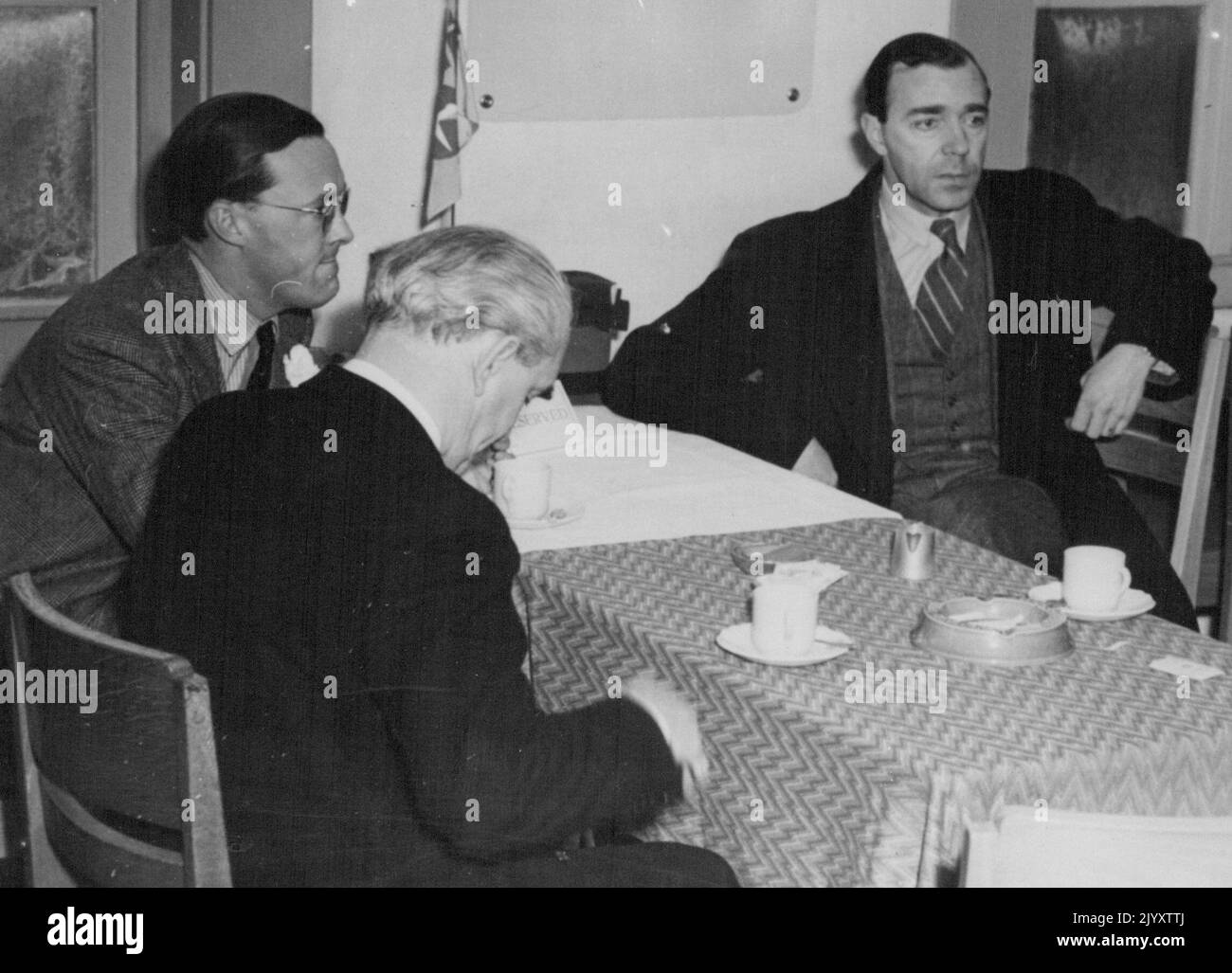 Dernière photo du Prince Gustav Adolf Associated Press photos shows:- Prince héritier Gustav Adolf (Suède Royalty) (à droite) prendre un café dans le restaurant de l'aérodrome de Schiphol avec le Prince Bernhard ***** port de lunettes). Au centre se trouve le secrétaire du prince Stenbrook, Gustav Adolph, qui a également été tué dans l'accident du Dakota, 25 janvier. Prix pour son départ à Stockholm 26 janvier sur la malheureuse K.L.M. Dakota qui s'est écrasé lors du décollage de l'aéroport de Kastrup, Copenhague, le prince héritier Gustav Adolf, fils aîné du prince héritier de Suède, a pris du café avec le prince Bernhard des pays-Bas, qui Banque D'Images