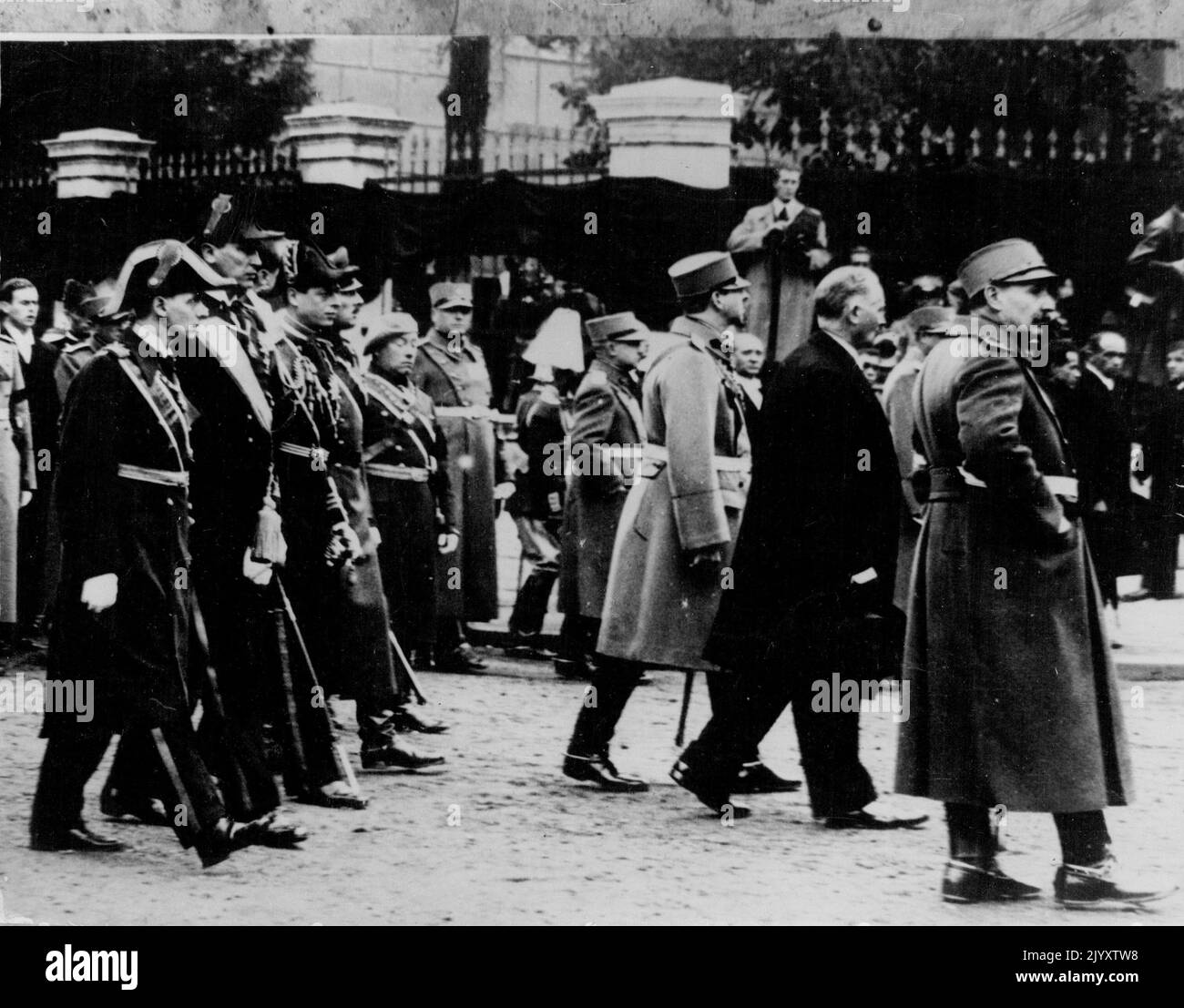 Funérailles du roi Alexandre à Belgrade. Le président Lebrun et le roi Carol marchent devant, suivis (à gauche) du prince Nicholas de Roumanie; le duc de Kent et le prince Cyril de Bulgarie marchent dans la procession funéraire. 19 octobre 1934. (Photo de Keystone) Banque D'Images