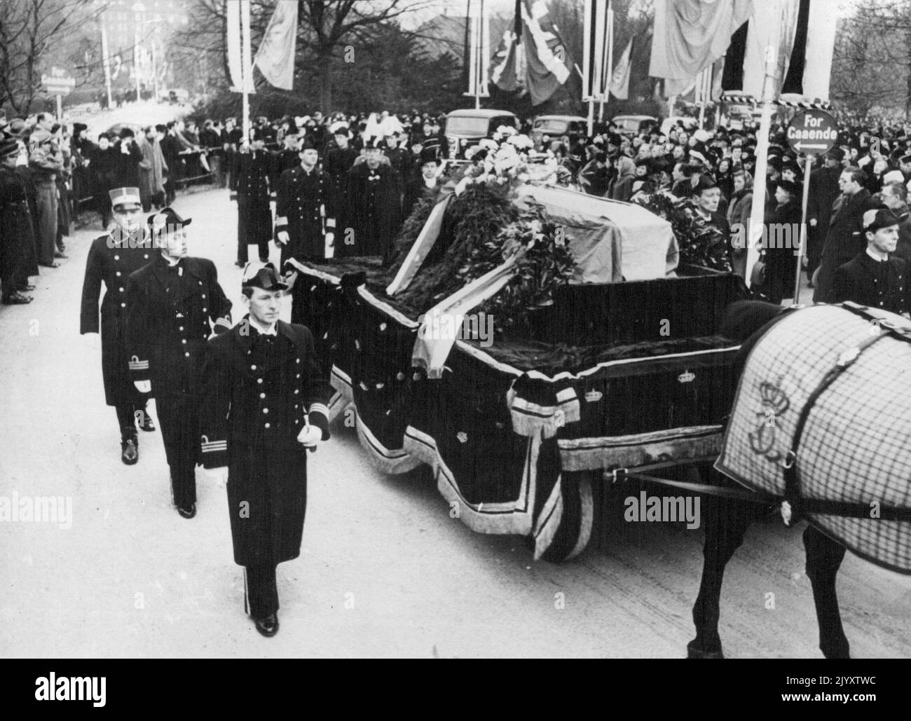 La princesse suit le cercueil de Gustav Adolf - tué dans un accident d'avion - alors que le corps est emmené à la maison avec des honneurs militaires spectacles de photos:- le cercueil passe dans une rue de Copenhague bordée de foules escortée par des officiers de la marine et suivie - de gauche à droite - du prince héritier Frederick du Danemark; Le Prince Wilhelm de Suède et Sigvard Bernadotte, frère du prince Royal mort, ont suivi le cercueil comme, avec des honneurs militaires, le corps du prince Gustav Adolf de Suède - l'un des 22 parsons tués dans un avion de ligne du Dakota hollandais qui s'est écrasé à Kastrup, au Danemark, Comme il part pour la Suède - a été pris à cheval- Banque D'Images