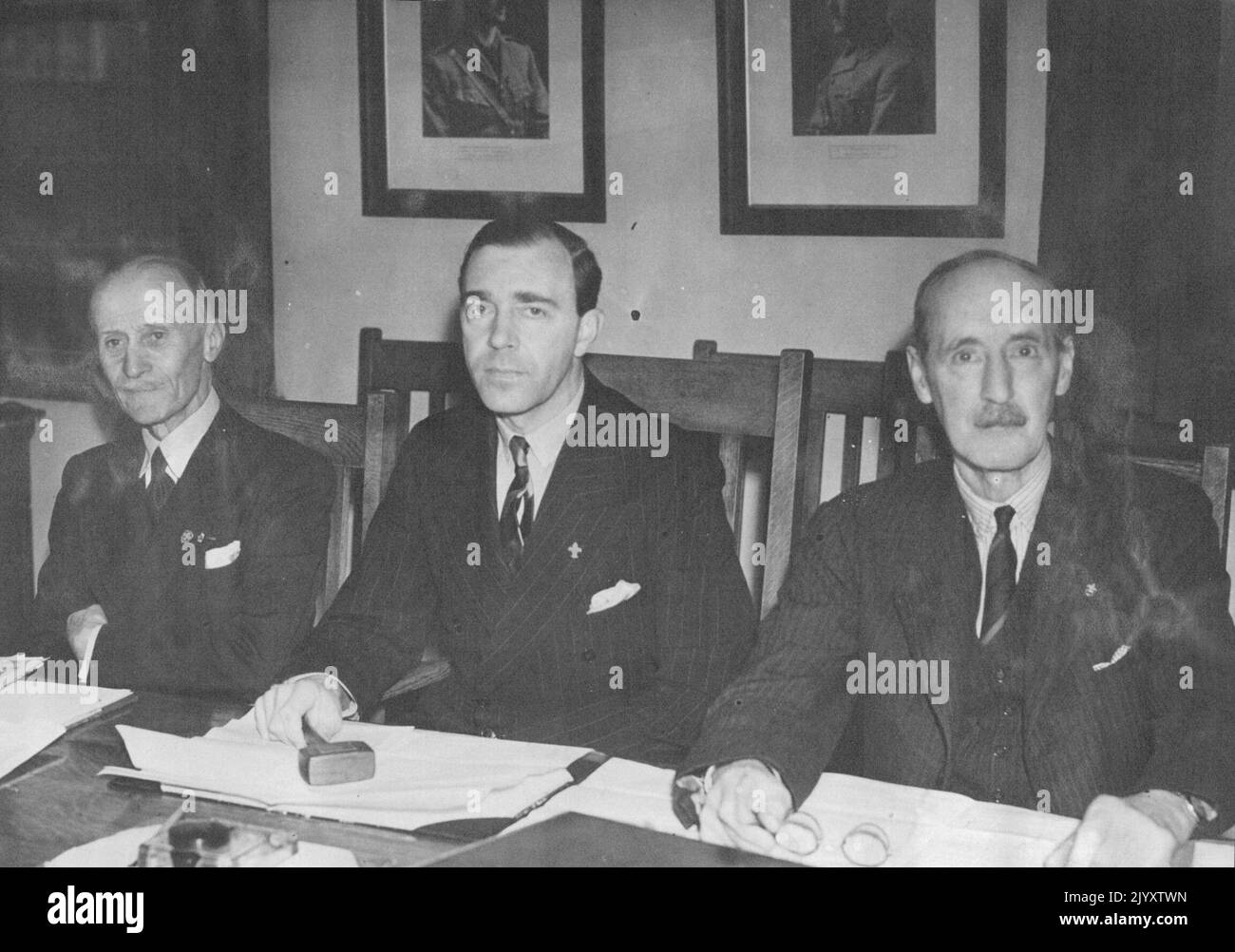 Photos:- de gauche à droite - Gén Lafont (France); Prince Gustaf (Suède) et Lord Hampton, D.S.O. Commissaire en chef des Scouts, Grande-Bretagne. Les Scouts se rassemblent à Londres. Les discussions concernant le mouvement scout des garçons dans le monde entier ont commencé à Londres aujourd'hui, lorsque le comité international de l'Organisation mondiale des Scouts a tenu sa première réunion depuis 1939 à l'Association des scouts des garçons, Victoria S.W. parmi les scouts notables présents, se trouvaient le prince Gustaf Adolf de Suède, le gén Lafont. Chef Scout de France; Dr. James E. West, Chef Scout d'Amérique, etc. 15 novembre 1945. (Photo de Fox photos) Banque D'Images