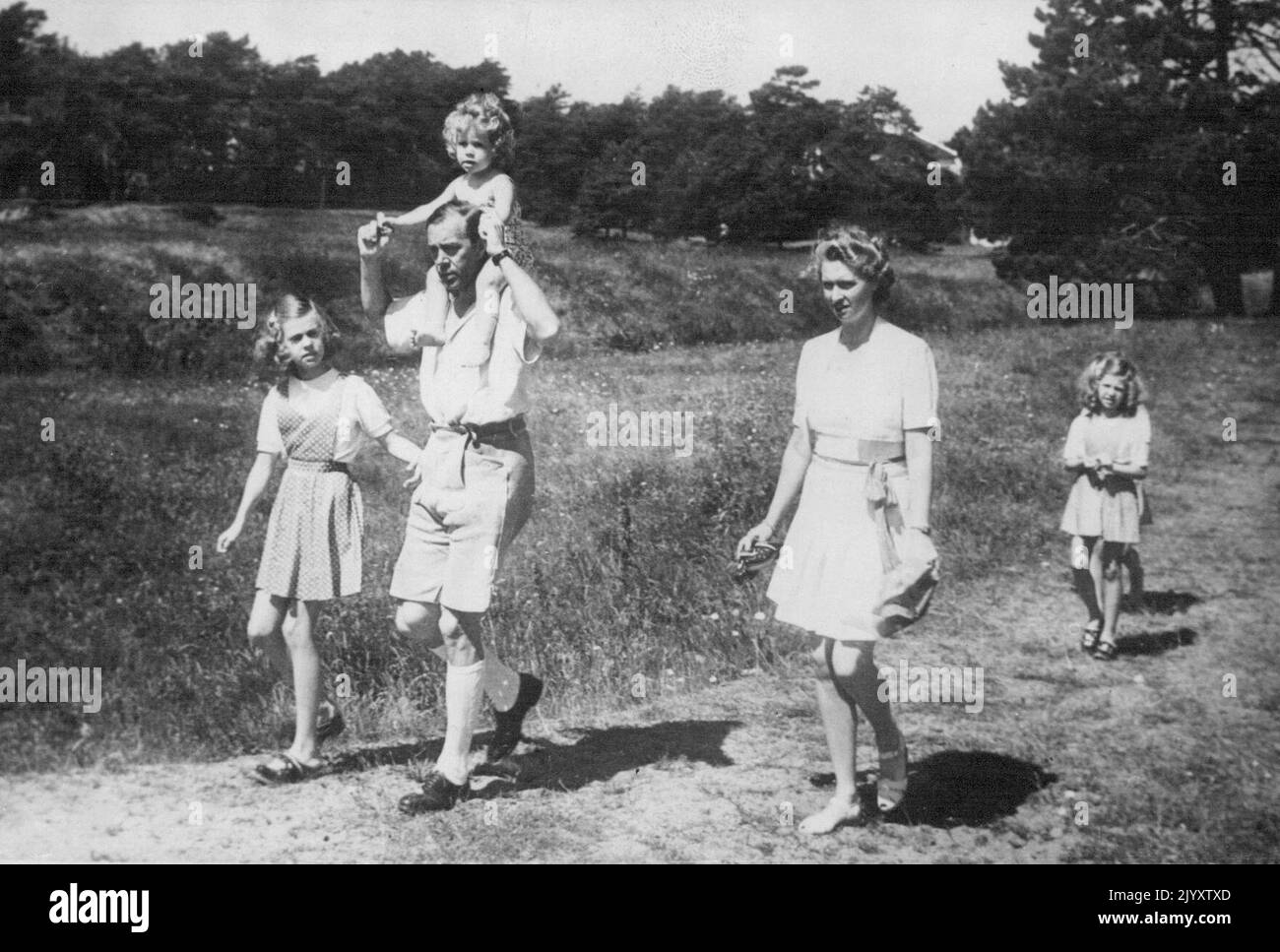 Les images montrent:- la famille royale dehors pour une promenade, avec la petite princesse Christina, la plus jeune, sur les épaules de son père Royalty détend: Photos informelles de Suède - ces photos de charme, reçues à Londres, montrent le Prince Gustav Adolf End la princesse Sibylla de Suède avec leurs quatre filles, profitant d'un séjour à Falsterbo. 14 juillet 1945. Banque D'Images