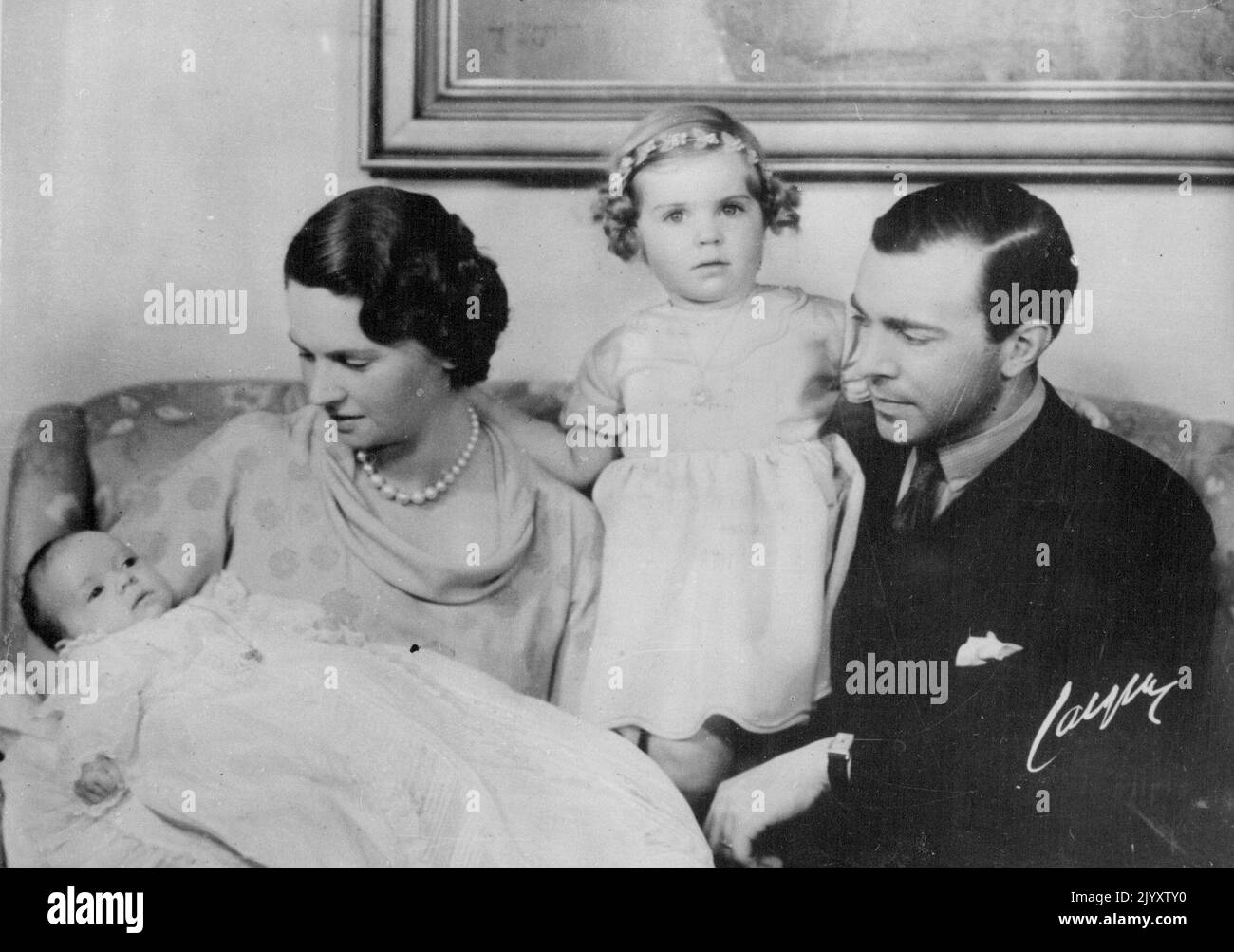 Une autre fille pour le prince héritier du fils de Suède. La princesse Sibylla, épouse du prince Gustav Adolf, fils aîné du prince héritier de Suède, a donné naissance à une fille hier soir au château de Haga, à Stockholm. Le prince et la princesse ont maintenant trois filles. Le prince, petit-fils du duc de Connaught, est marié en 1932. OP.S. La princesse Sibylla de Suède, avec ses deux filles la princesse Margaretha (debout) et la princesse Bergitta. 03 juin 1938. (Photo de Keystone) Banque D'Images