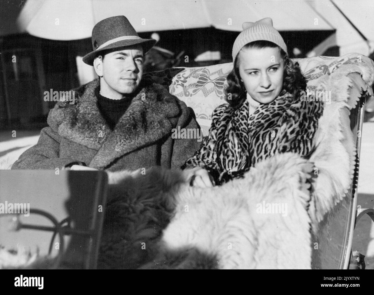 Le prince suédois et son prince de mariée et la princesse Sigvard Bernadotte photo ont représenté un tour en traîneau à Saint-Moritz, où ils apprécient les sports d'hiver. On se souviendra que le prince, qui est un fils du prince héritier de Suède, a épousé une actrice contre la Section Royale, mais a été pardonné par le roi Gustav après avoir vécu pendant un certain temps comme M. et Mme Bernadotte. 04 janvier 1938. (Photo de Fox photos) Banque D'Images