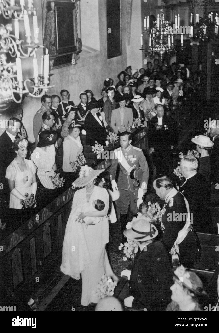 Baptême de la princesse suédoise Desiree. La cérémonie de baptême de la troisième fille du prince Gustaf Adolf de Suède et de la princesse Sybilla a eu lieu ces jours-ci à Stockholm. Les parents arrivent avec sa petite fille à l'église. 2 juillet 1938. (Photo de l'Atlantique) Banque D'Images