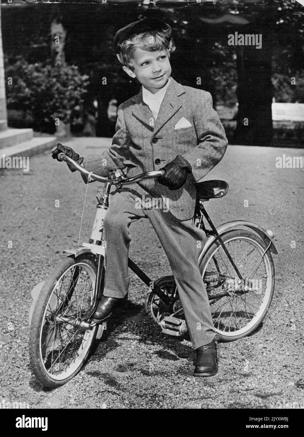 Prince a six ans. Le prince héritier Carl Gustav, de Suède, est présenté avec son vélo dans le jardin du château de Haga, près de Stockholm, à l'occasion de son sixième anniversaire. Le prince est le fils du regretté prince Gustaf Adolf et de la princesse Sibylla. Un prince âgé de six ans, le prince héritier Carl Gustaf de Suède vient de célébrer son sixième anniversaire. Il est le fils de feu le prince Gustaf adolf et de Gustav VI Adolf. Photos: Le prince héritier Carl Gustaf de 6 ans avec son vélo dans le jardin du château de Haga, près de Stockholm, la résidence d'été de sa famille. 3 juin 1952. (Photo de Paul Popper photo) Banque D'Images