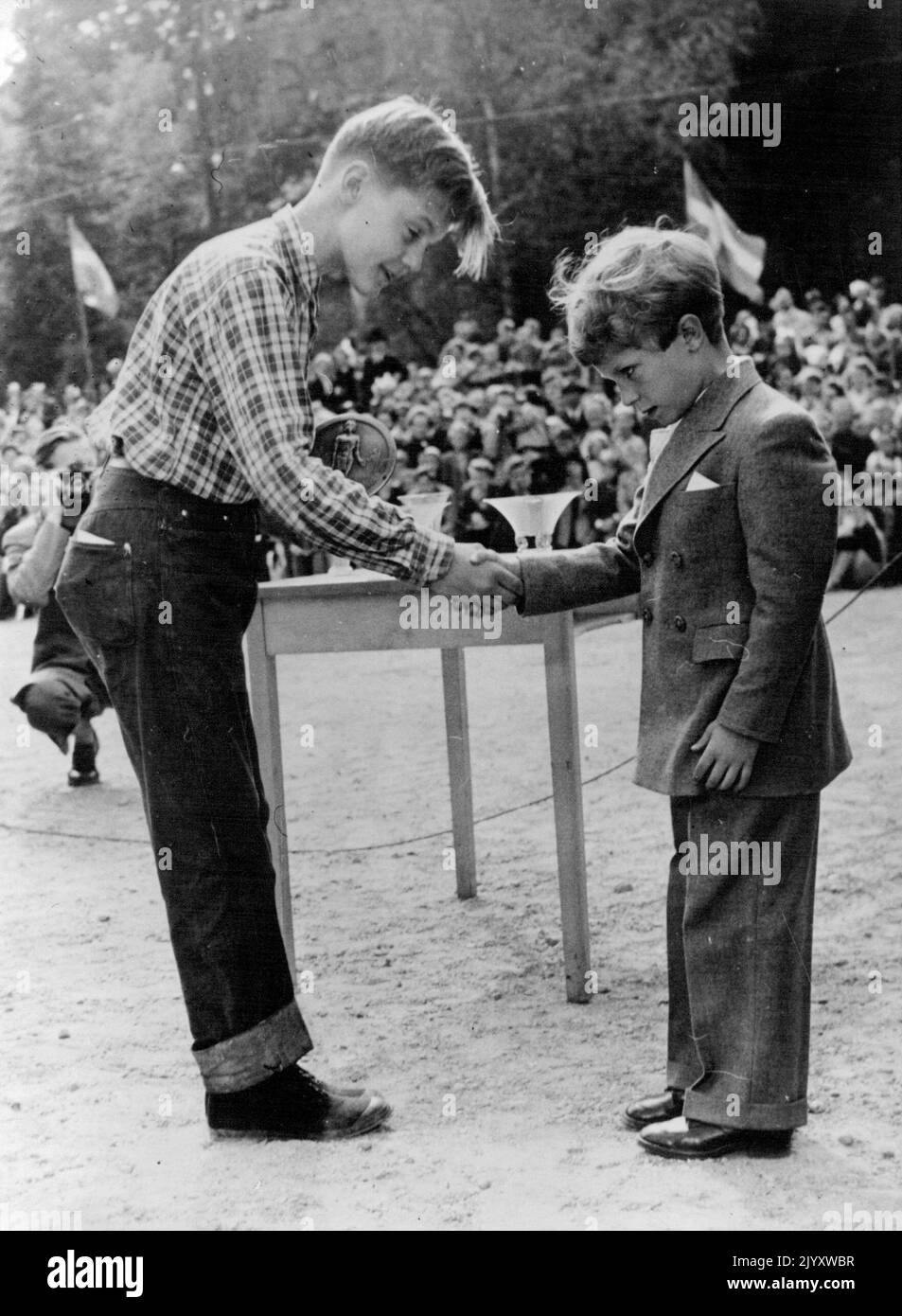 Présentation d'un prince - le prince héritier Carl Gustaf de Suède a enfermé très solennellement quand lundi, il a présenté un Trophée au gagnant de la piste cyclable du garçon. 20 mai 1953. (Photo de Paul Popper, Paul Popper Ltd.) Banque D'Images