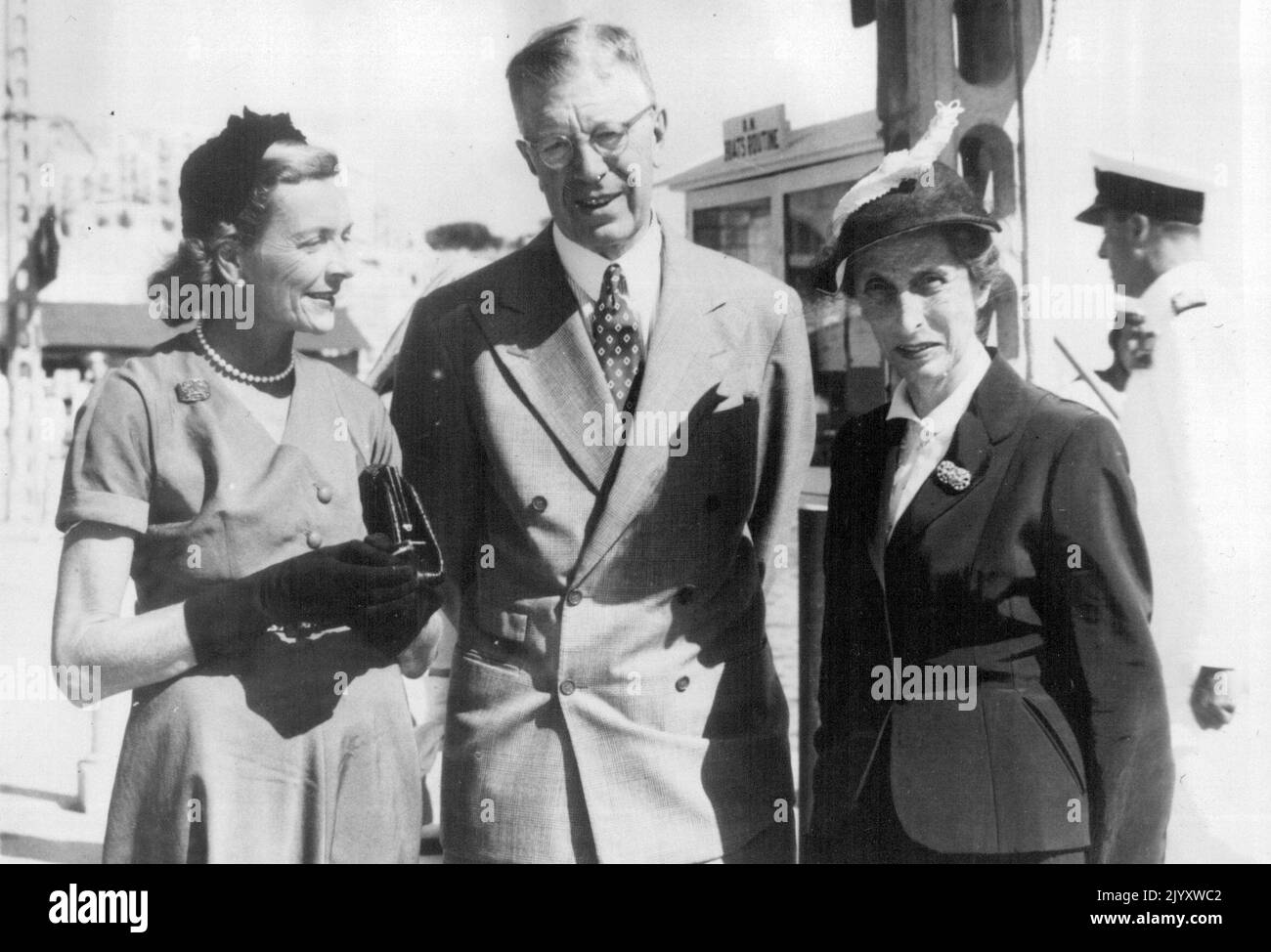 Royalties suédoises et hôtesse des fêtes. Le roi Gustav Adolf de Suède et la reine Louise avec Lady Mountbatten lorsque les visiteurs royaux ont assisté au service Divin à bord du Cruiser Glasgow, navire amiral de Lord - Mountbatten, commandant en chef de la Méditerranée. Le roi et la reine de Suède visitent Malte comme invités de Lord Mountbatten est frère de la reine Louise. Les visiteurs séjournent à Admiralty House. 14 octobre 1952. (Photo de Planet News Ltd) Banque D'Images