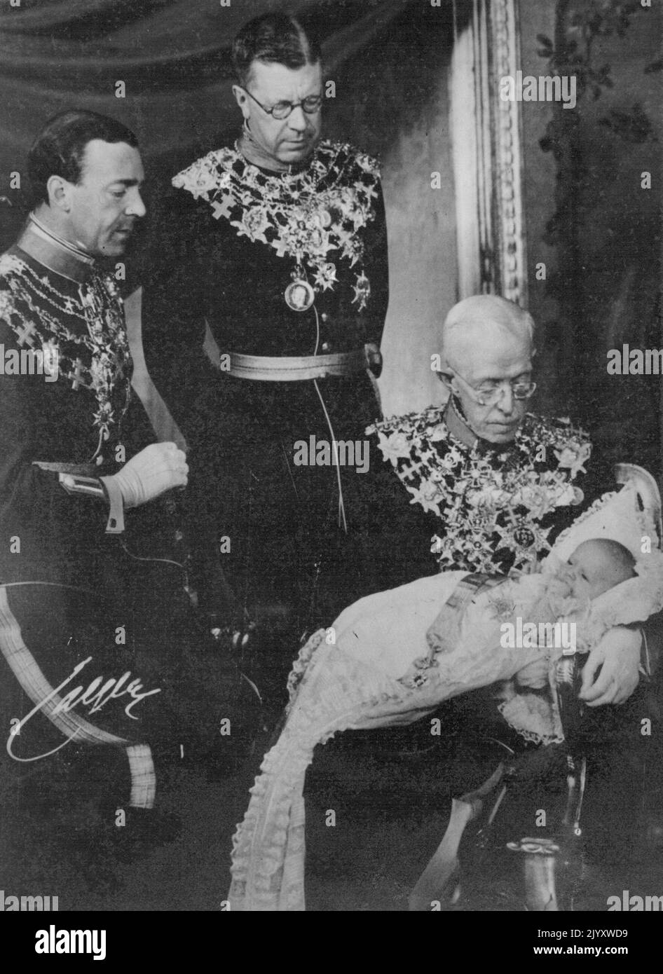 Quatre générations de la famille royale suédoise au baptême. Très grand-père. Quatre générations de la famille royale suédoise ont été représentées au baptême dans la chapelle du palais, à Stockholm, de l'arrière-petit-fils du roi Gustaf v de Suède, âgé de 89 ans. Le bébé est le prince Carl Gustaf, fils du prince Gustaf Adolf et de la princesse Sibylla. Le père du bébé est le fils du prince héritier Gustaf Adolfand Andson du roi. Spectacles de photos - quatre générations au palais royal de Stockholm après le baptême. Le roi Gustaf tient son arrière-petit-fils, le prince Carl Gustaf. Crown PRI est derrière vous Banque D'Images