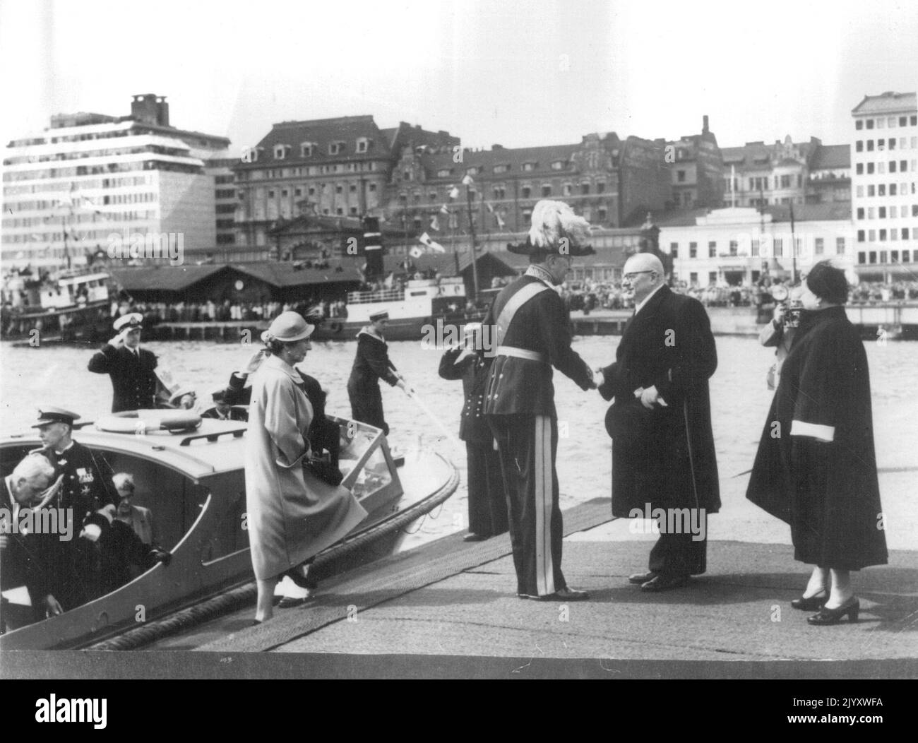 Les visiteurs royaux de Finlande le roi Gustav Adolf de Suède, suivi de la reine Louise, se présente ici pour être accueilli par le président finlandais, M. J.K. Paasikivi, à leur arrivée pour Une visite de trois jours en Finlande, à droite, Mme Paasikivi. Le couple royal suédois a fait le voyage à Helsinki à bord du navire de guerre « Gosta Lejon ». C'est la première visite officielle du roi dans ce pays depuis qu'il est devenu le gouverneur de Suède. 26 mai 1952. Banque D'Images