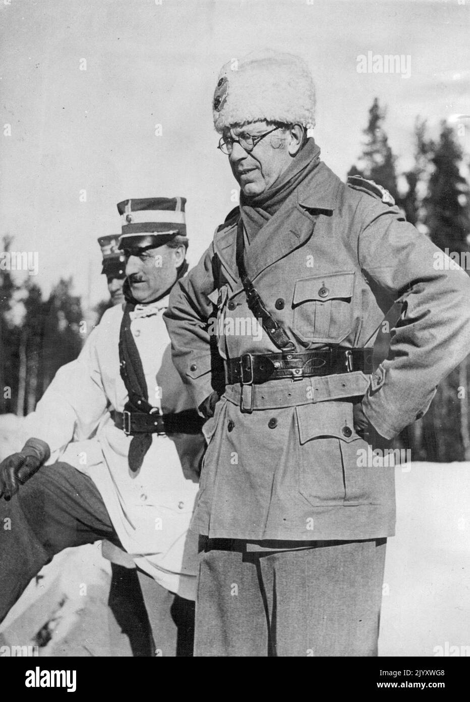 Le prince héritier participe aux manœuvres hivernales en Suède : le prince héritier Gustaf Adolf (à droite) et le général Cederschiold, son adjutant, s'intéressent vivement aux manœuvres hivernales de l'armée suédoise, qui se sont déroulées à Jamtland, dans le nord de la Suède. 09 mars 1938. (Photo de Keystone) Banque D'Images