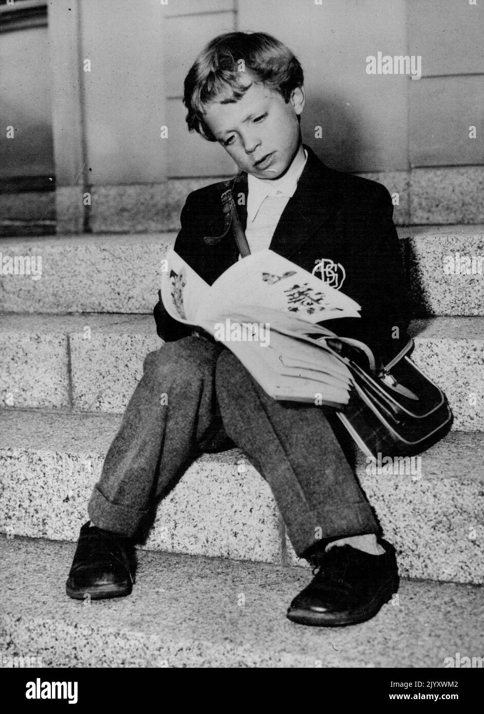 Anniversaire royal. Le petit prince héritier Carl Gustave, de Suède, a célébré récemment son huit anniversaire dans le jardin du château Haga, à Stockholm. Demain (vendredi) le petit prince héritier Carl Gustaf de Suède célébrera son huitième anniversaire en tant que futur dirigeant de son pays, il a beaucoup à apprendre sur de nombreux sujets, et l'apprentissage scolaire exige maintenant beaucoup de concentrations. Cette photo a été prise dans le jardin du château de Haga, Stockholm. 29 avril 1954. Banque D'Images