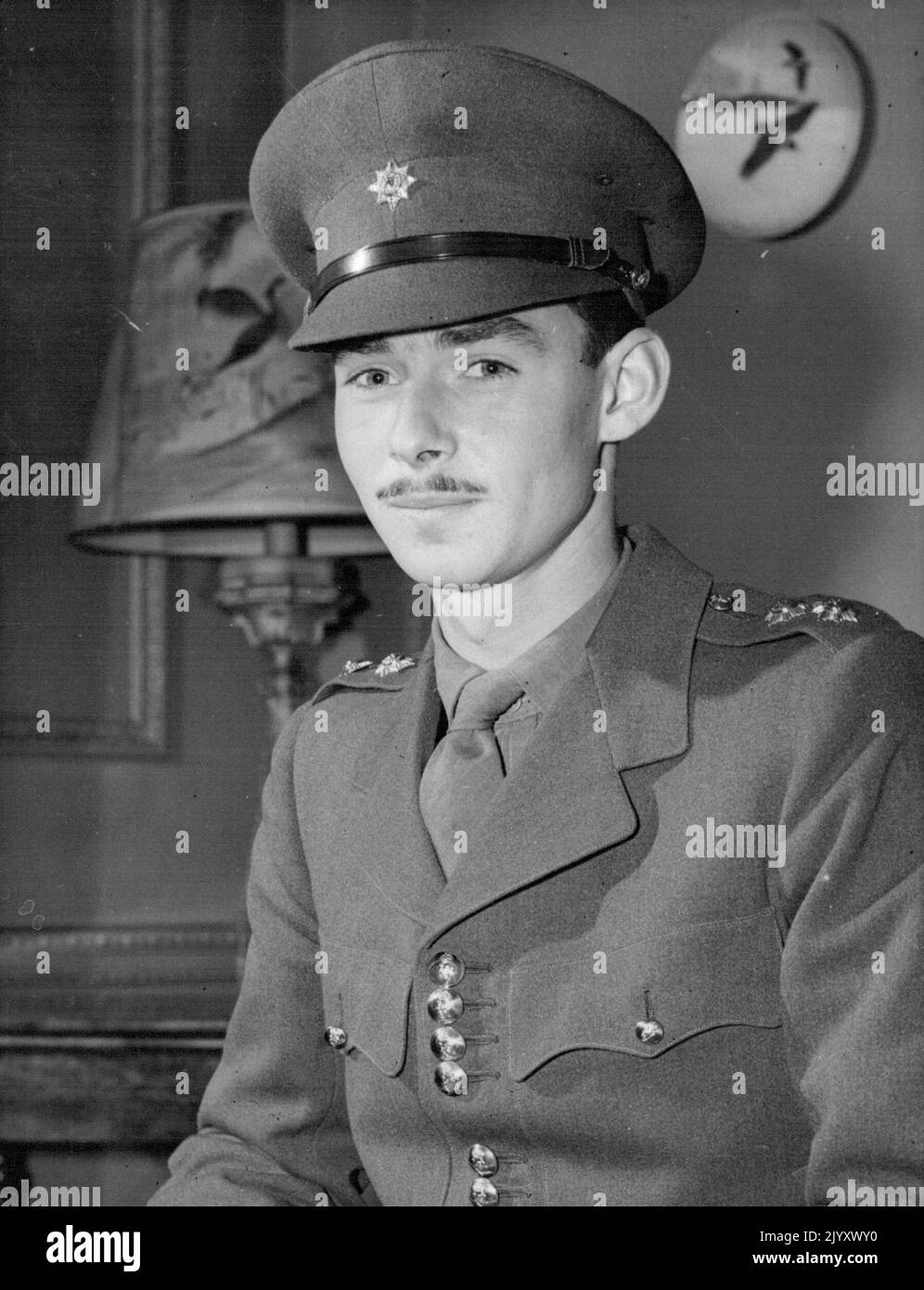 Prince et Princesse à se marier le Prince comme lieutenant dans les gardes irlandais en 1944. Il a ensuite participé à la libération de l'Europe. L'engagement de la princesse Josephine Charlotte, 25 ans, de Belgique, et du prince Jean de Luxembourg, 32 ans, a été annoncé hier soir à 7 novembre à Bruxelles. La Princesse est une fille de l'ex-Roi Léopold de Belgique et du regretté Reine Astrid. Le roi Baudouin est le frère. Le prince est le fils de la Grande duchesse de Luxembourg. 08 novembre 1952. (Photo par photo de presse associée). Banque D'Images