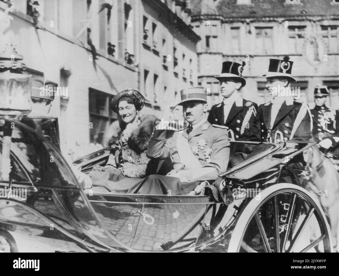 La famille grand-ducal du Luxembourg aux célébrations du centenaire. La Grande Duchesse Charlotte de Luxembourg en traversant le Luxembourg avec le prince Consort Felix (à droite) et le prince héritier Jean, fils de 18 ans de la Grande Duchesse (à gauche, de retour à la caméra) Ils se sont rendus à l'hôtel de ville pour une cérémonie à l'occasion de la célébration du centenaire de l'indépendance du Luxembourg. 24 avril 1939. Banque D'Images