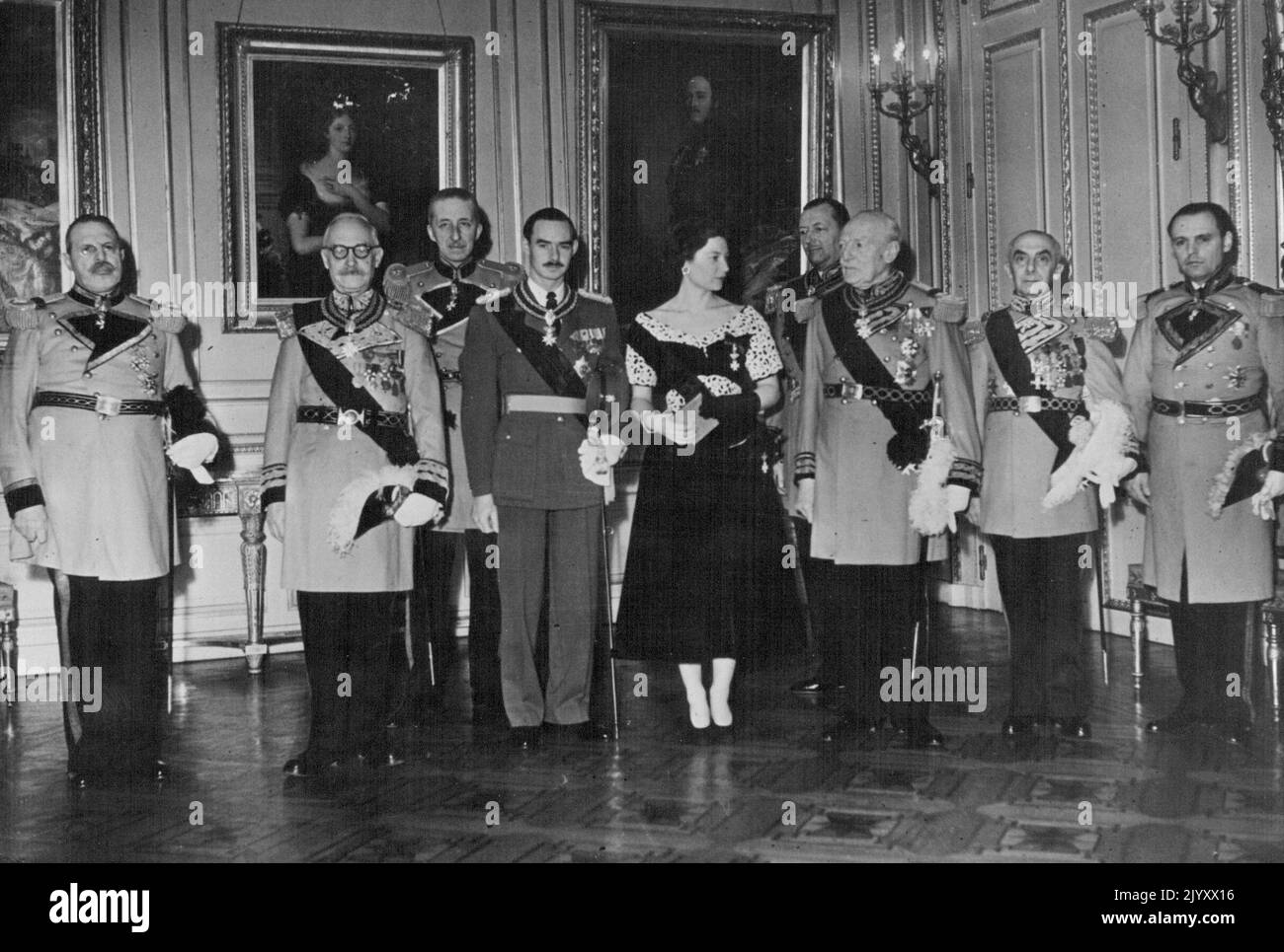 Chevaliers de Malte reçus par la princesse Josephine-Charlotte la princesse Josephine-Charlotte et Price Jean avec sept membres de l'ordre des chevaliers de Malte. La princesse Josephine-Charlotte de Belgique et son fiancé, le prince Jean, héritier du Grand-Duché de Luxembourg, ont reçu samedi une délégation des chevaliers de Malte. La cérémonie a eu lieu au Palais Royal de Bruxelles et la Princesse a reçu l'insigne de l'ordre des Chevaliers de Malte. 21 janvier 1953. (Photo de Paul Popper). Banque D'Images