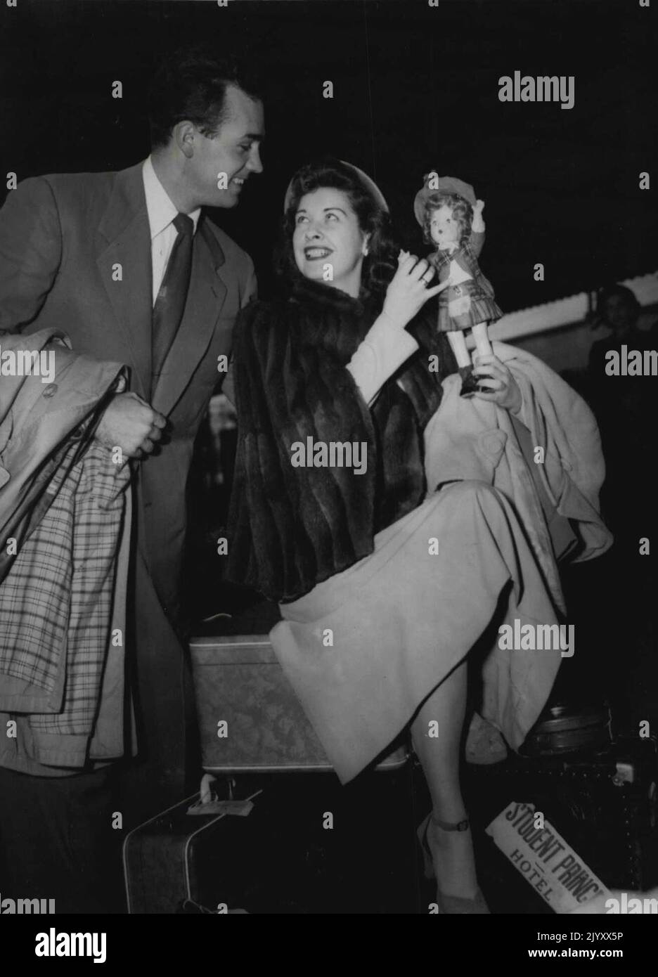Ared - On avec le spectacle « Oklahoma ! » Les directeurs arrivent : les deux directeurs de la pièce américaine 'Oklahoma!' Qui ouvrira bientôt ses portes à Melbourne, nous nous sommes déjà senités à la gare Spencer Street Station aujourd'hui. Carolyn Adair 'Laurey' dans la musicale) portant sa mascotte de poupée 'Annie Laurie', et Robert Reeves, qui joue 'Cully'. 21 janvier 1949. Banque D'Images