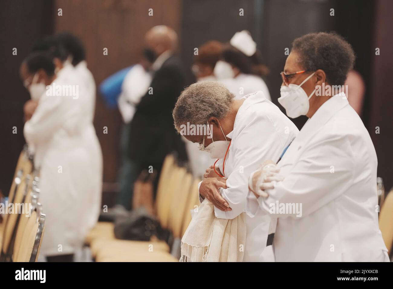 Houston, États-Unis d'Amérique. 08th septembre 2022. Les participants s'inclinent dans la prière après que le vice-président américain KAMALA HARRIS a fini de parler et il est annoncé que la reine Elizabeth a passé le dernier jour de la Convention baptiste nationale annuelle 142nd à Hilton des Amériques à Houston. Crédit : Bob Daemmrich/Alay Live News Banque D'Images