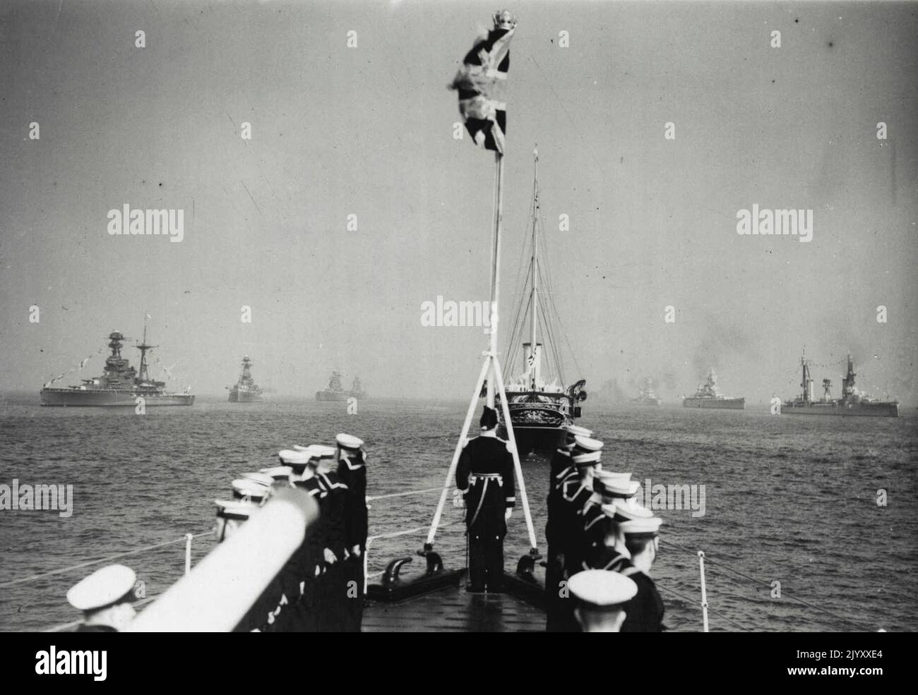 Le roi passe en revue sa flotte - H.M. le roi George VI passe en revue ...