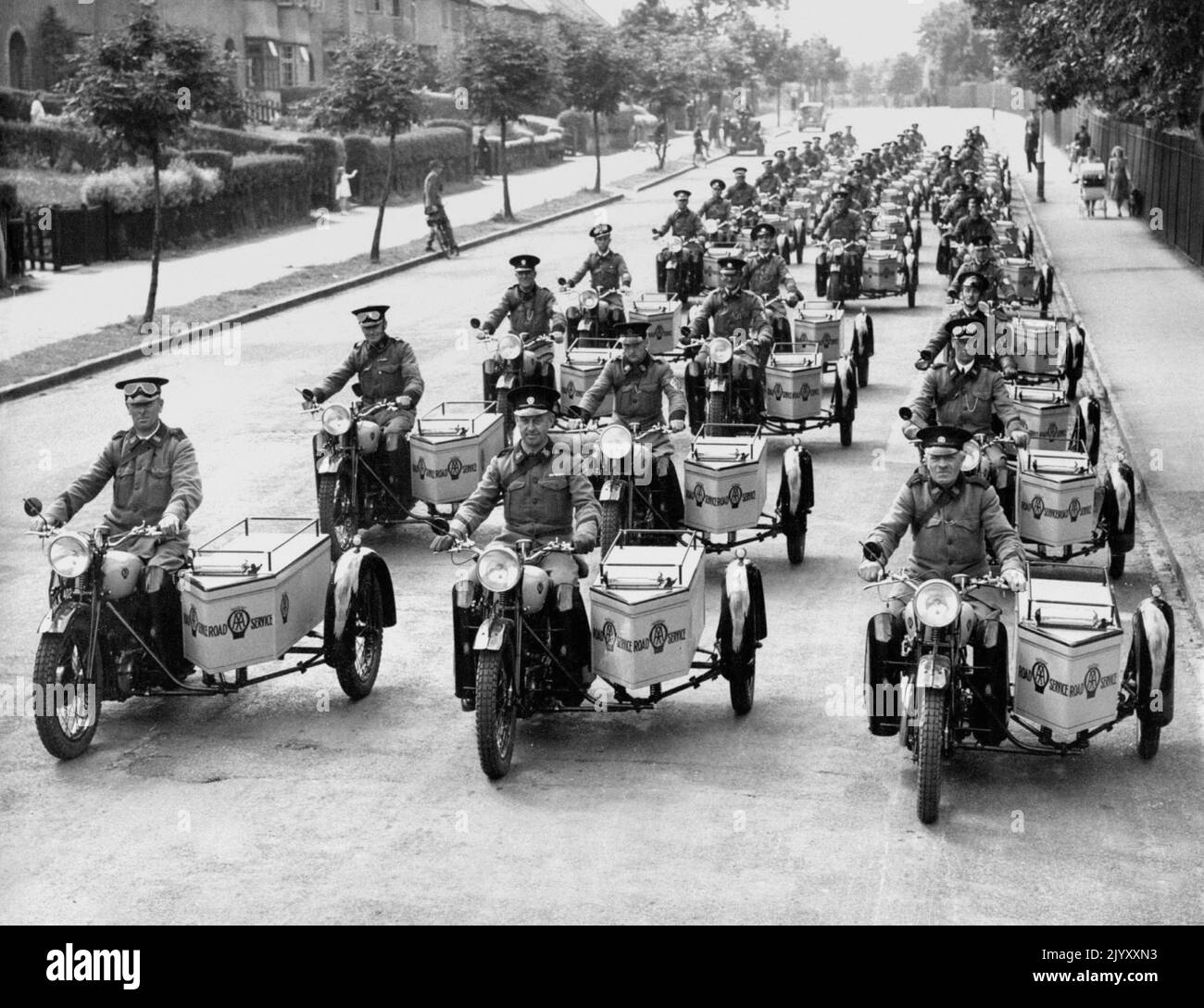 1946: Photo de dossier datée de juillet 1946 d'un convoi de quelques-uns des 400 scouts AA (patrolmen) quittant un point d'assemblage dans les Midlands. Date de publication : jeudi 8 septembre 2022. Banque D'Images