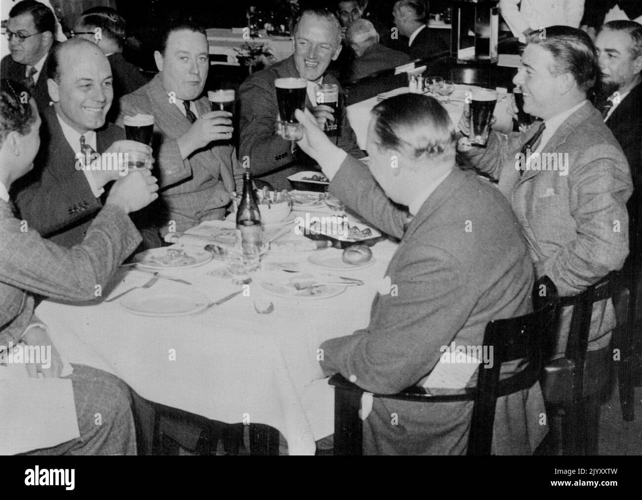 Boire à une « évasion » -- 'l'aviateur de 'Missing' et ses collègues à Paris Captain Percival (premier appareil photo à gauche) boire à son « évasion » avec des amis dans un Paris Cafe ***** Hier 3 décembre. Capitaine E.W. Percival, le célèbre concepteur d'avions, et ses trois compagnons, ont été signalés comme disparus lors d'un vol de Heston à Paris vendredi, 1 décembre. Alors que les avions et les expéditions ont cherché les « Lost Flyers » sur la chaîne anglaise, ils étaient en sécurité à Paris après avoir atterri dans un petit aérodrome près du Bourget. 04 décembre 1938. (Photo par photo de presse associée). Banque D'Images