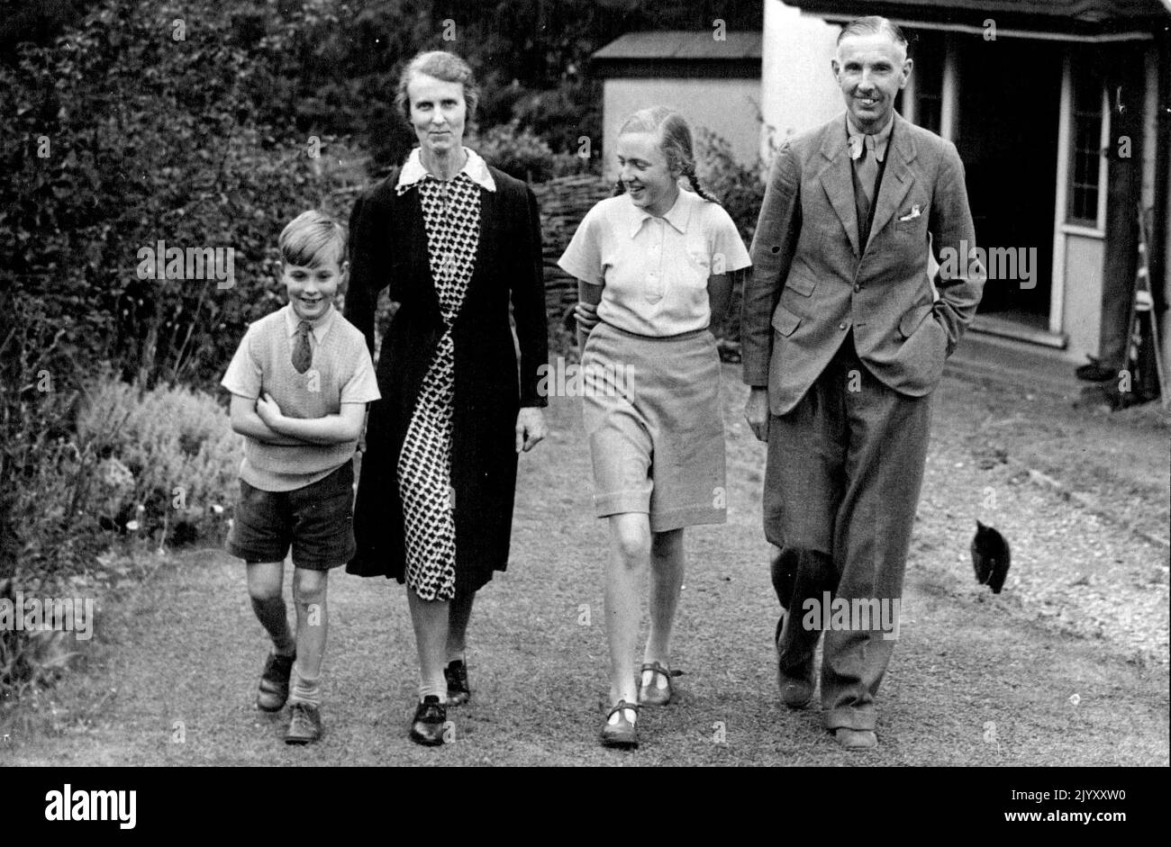 Général Percival Retour en Angleterre - le commandant de Singapour repose à Hertfordshire après l'arrivée secrète -- le général Percival avec sa femme, et son fils James, âgés de 8½ ans et sa fille Margery, âgés de 15½ ans, marchant dans le jardin de leur maison à Hertfordshire. Lieutenant-général Arthur Ernest Percival CB; DSO; OBE; MC. Commandant britannique à la chute de Singapour, est arrivé secrètement dans ce pays après sa libération de 3½ ans de captivité dans un camp de prison japonais à Manchuria, et repose maintenant avec sa femme et ses enfants à son domicile à Hertfordshire. 12 septembre 1945. Banque D'Images
