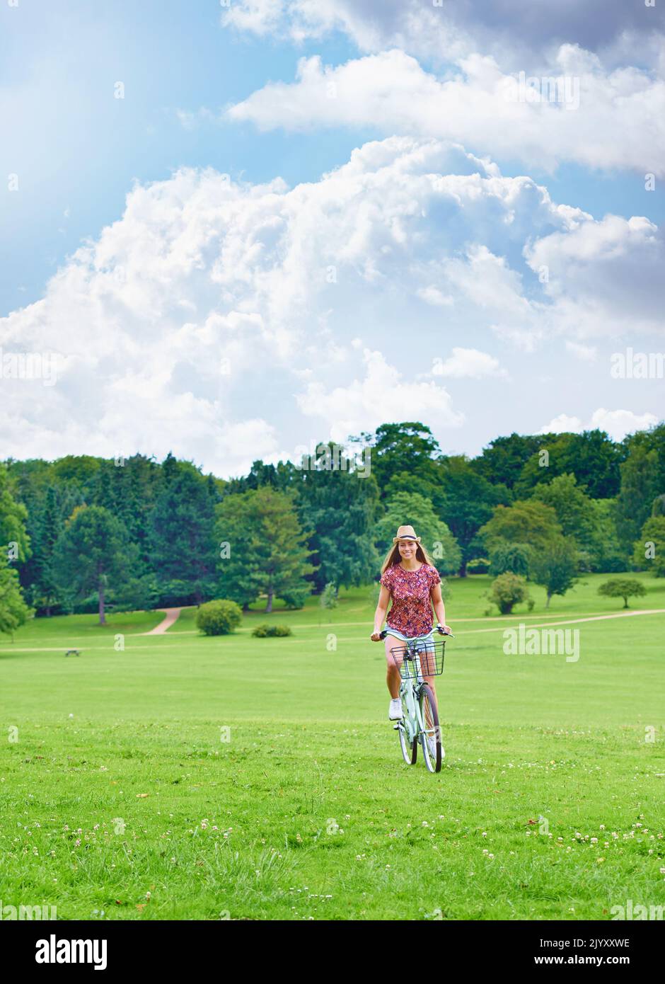 Une jeune femme qui fait du vélo à la campagne. Banque D'Images