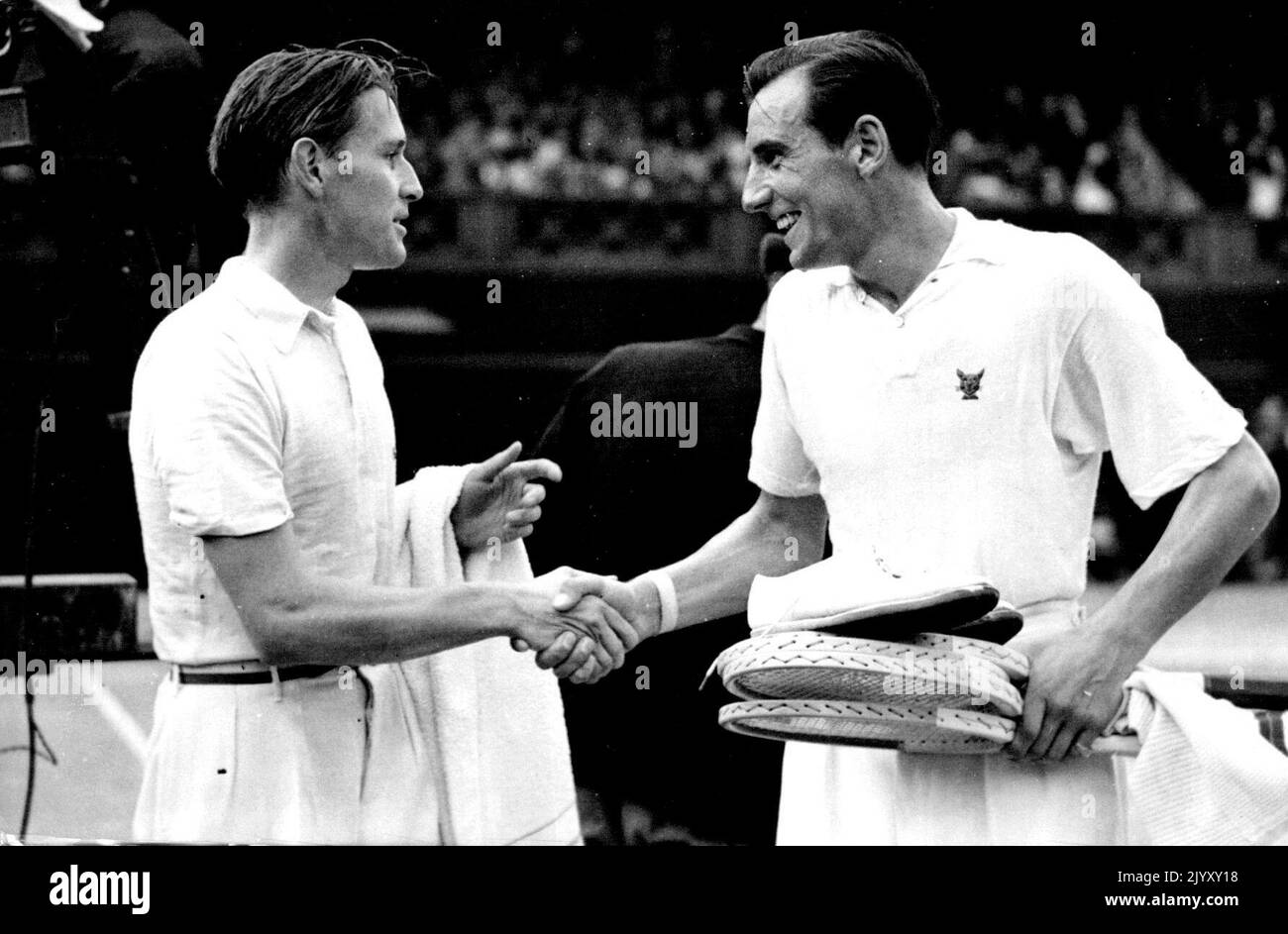 Perry Champion STILL Von Cramm (à droite) félicite F.J. Perry sur le terrain après sa victoire à Wimbledon aujourd'hui 5 juillet. F.J. Perry, de Grande-Bretagne, a conservé son championnat de tennis de pelouse à Wimbledon aujourd'hui 5 juillet, lorsqu'il a battu le baron Gottfried Von Cramm (Allemagne) en trois matchs à la finale des singles hommes. 19 août 1935. (Photo par photo de presse associée). Banque D'Images