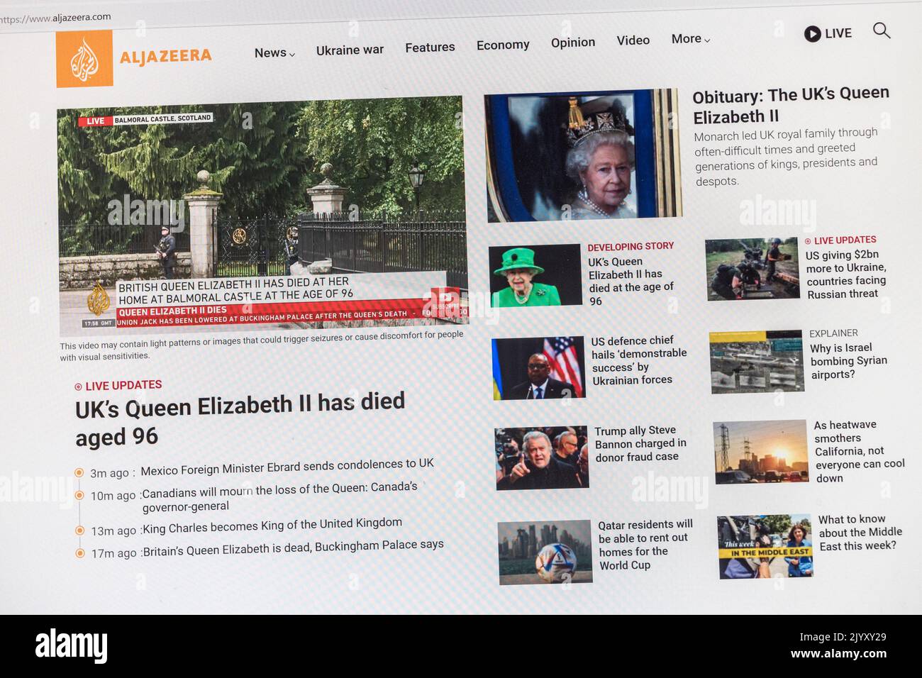 La réaction immédiate d'Al Jazeera (à 6,45pm heure du Royaume-Uni) à l'annonce (6,59pm heure du Royaume-Uni) de la mort de la reine Elizabeth II, le 8th septembre 2022. Banque D'Images