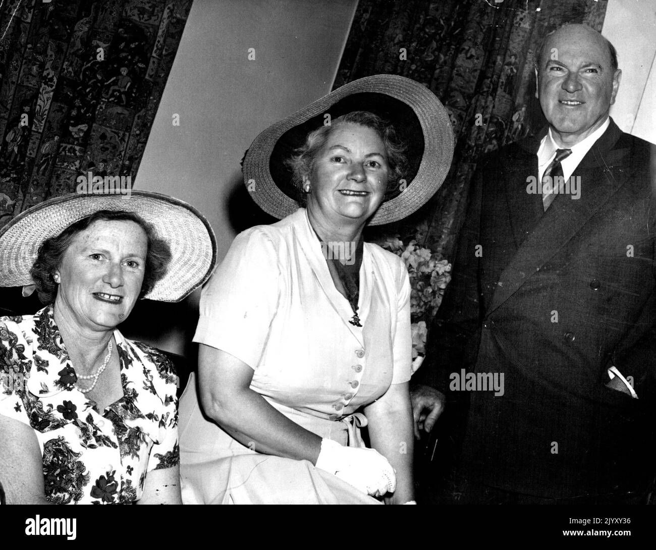 Mme Frank Piper (à gauche) est venue d'Australie-Méridionale pour assister aux championnats australiens. Son mari est président de la SALTA. Mme Gerald Patterson et M. Patterson, président de l'International Lawn tennis Club of Australia, sont présents sur la photo. 1 février 1953. Banque D'Images