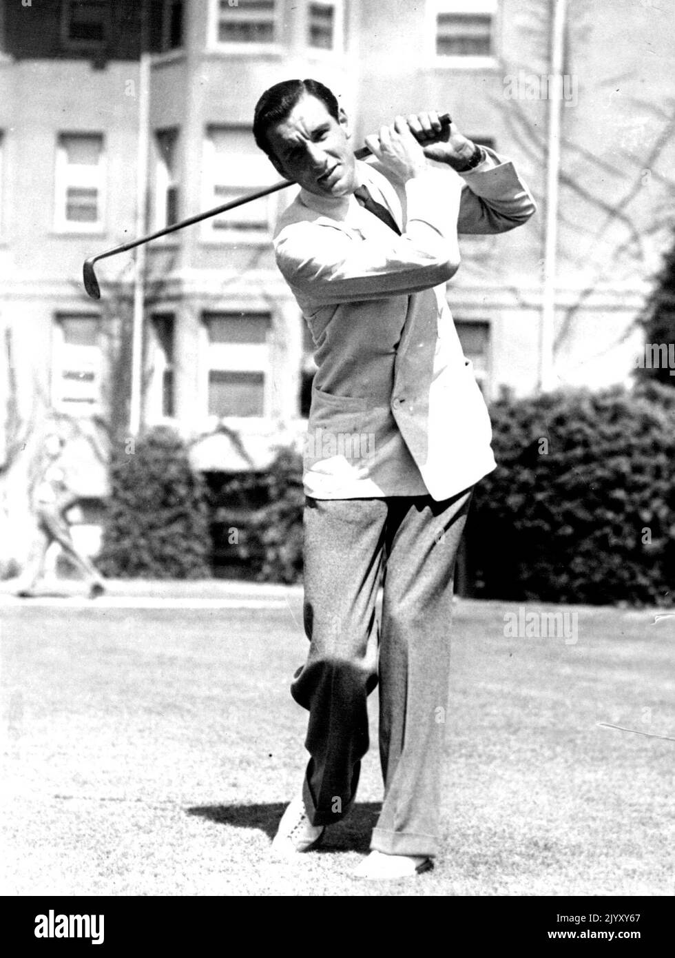 Reprend le jeu de l'autre Fellow Fred Perry, champion du monde de tennis, joue au golf chaque fois qu'il a un moment libre entre les tournois de tennis. Perry s'est vu offrir une grande somme pour se transformer en pro, mais n'a pas encore pris de décision. Il a seulement récemment gagné le championnat de tennis du sud-ouest du pacifique pour la troisième fois consécutive.il est montré ici jouant au golf en Californie. 19 juillet 1934. (Photo par photo de presse associée). Banque D'Images