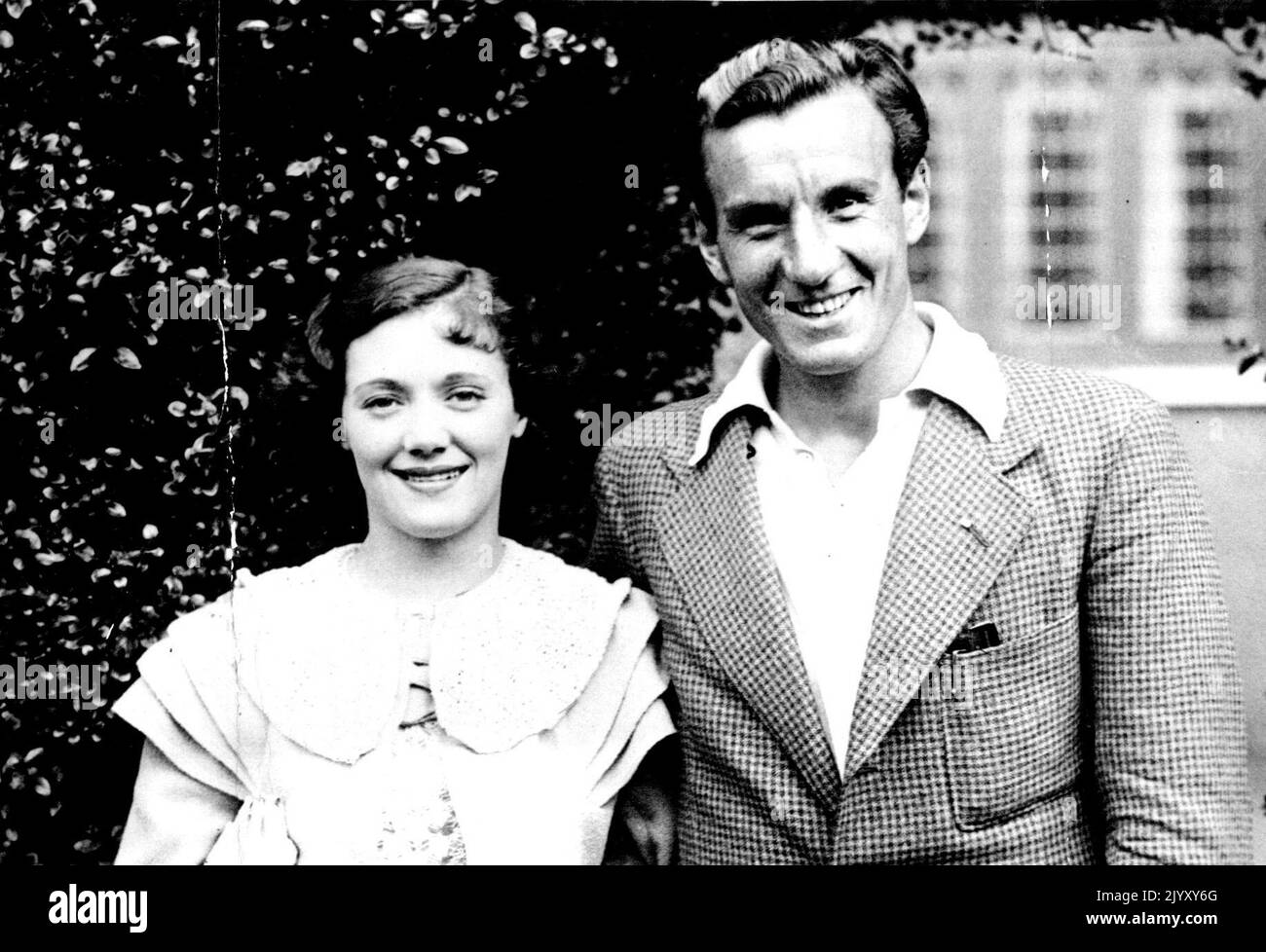 L'engagement de Fred Perry a mis fin à Fred Perry et Mlle Mary Lawson (photo 1934). Mlle Mary Lawson, fiancée actrice de Fred Perry, la championne de tennis de Wimbledon Lawn, a annoncé au jour le jour que leur engagement avait été rompu. 15 avril 1935. (Photo de Totopique Press). Banque D'Images