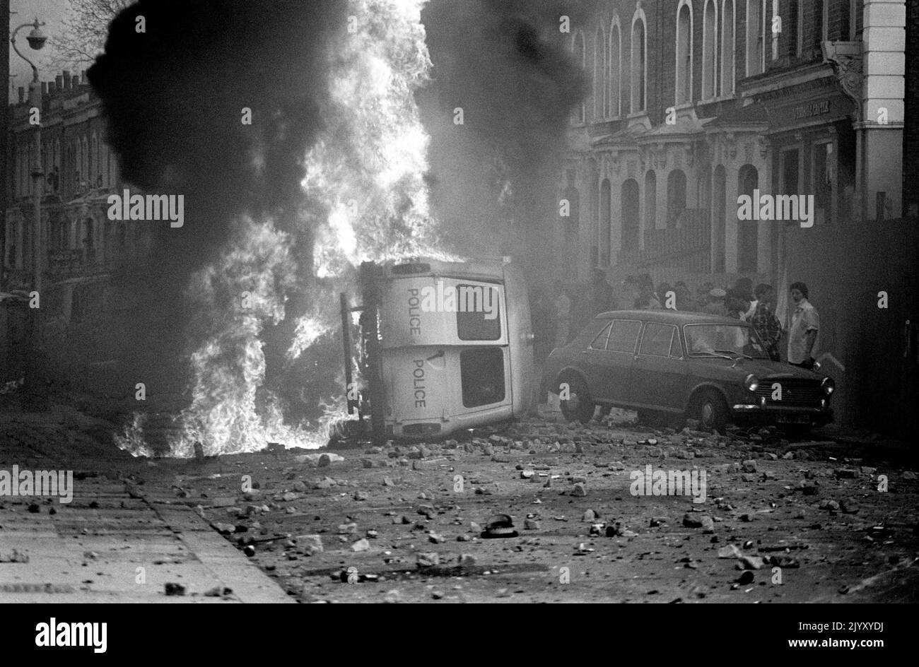 1981: Photo de dossier datée d'avril 1981 d'une fourgonnette de police incendiée lors d'une émeute à Brixton, dans le sud de Londres, où de nouveaux affrontements entre la police et les émeutiers ont fait 23 blessés. Date de publication : jeudi 8 septembre 2022. Banque D'Images