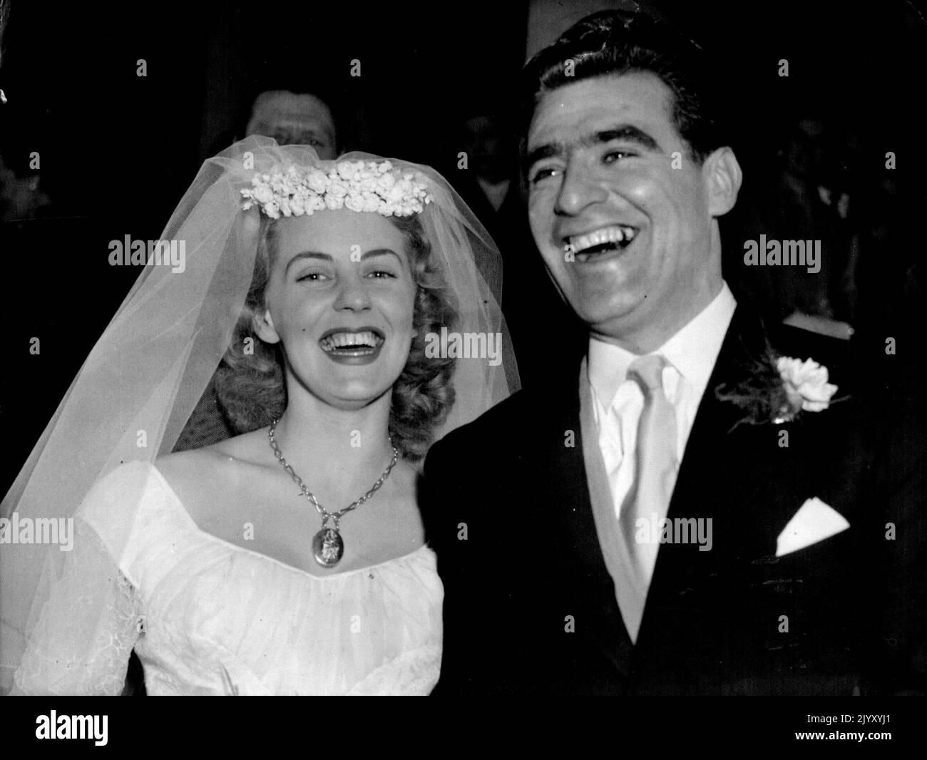 Champion cycliste Weds: Champion du monde cycliste Sprint Sidney Patterson, de Sydney, Australie, vu avec sa mariée, l'ancienne Miss JO-Ellen Ann Davis après leur mariage du dimanche de Pâques à St. Mary-le-Strand, Londres. 10 avril 1955. (Photo par photo de presse associée). Banque D'Images