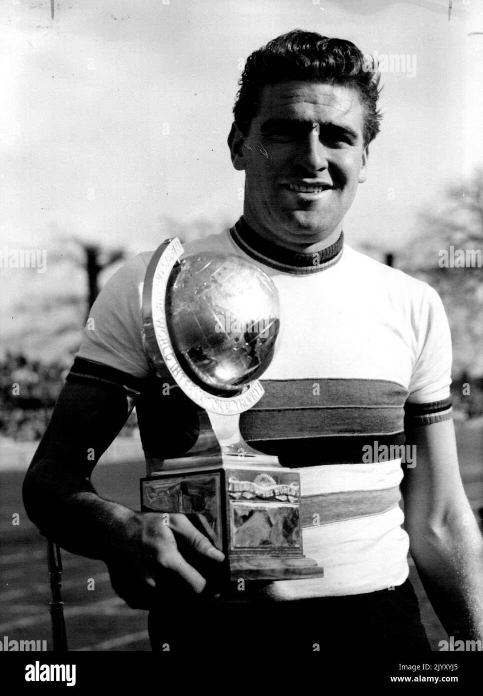 Champion des champions: Syd Patterson a remporté le trophée « Champion of Champions » qu'il a remporté lors de la course internationale de sprint à plus de 1 000 mètres lors de la rencontre du Vendredi Saint à Herne Hill, à Londres, le 7 avril 50? 9 décembre 1953. (Photo par photo de presse associée). Banque D'Images